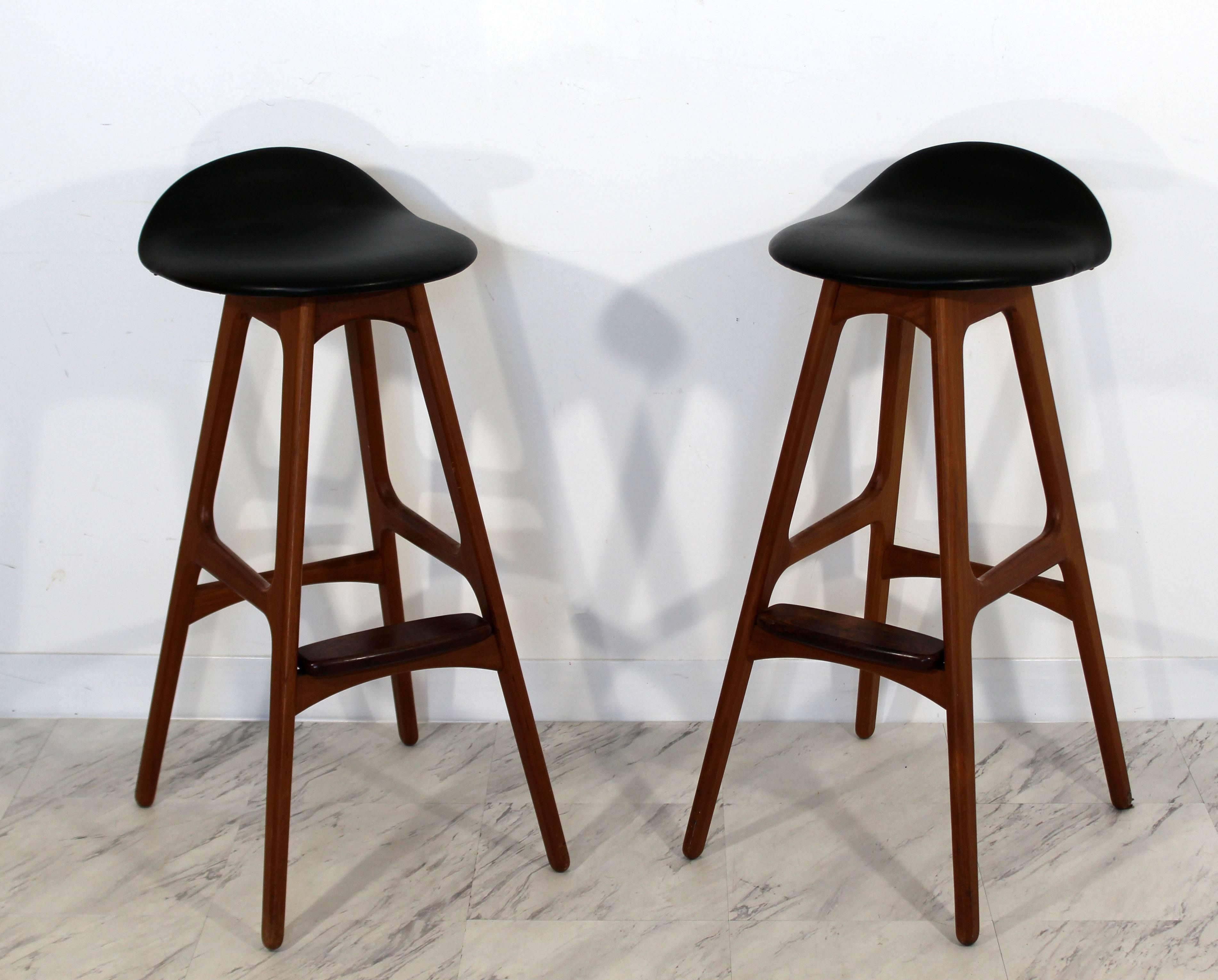 For your consideration is an incredible pair of bar stools, made of rosewood and upholstered in black leather, by Erik Buck, Denmark, circa 1960s. In excellent condition. The dimensions are 15