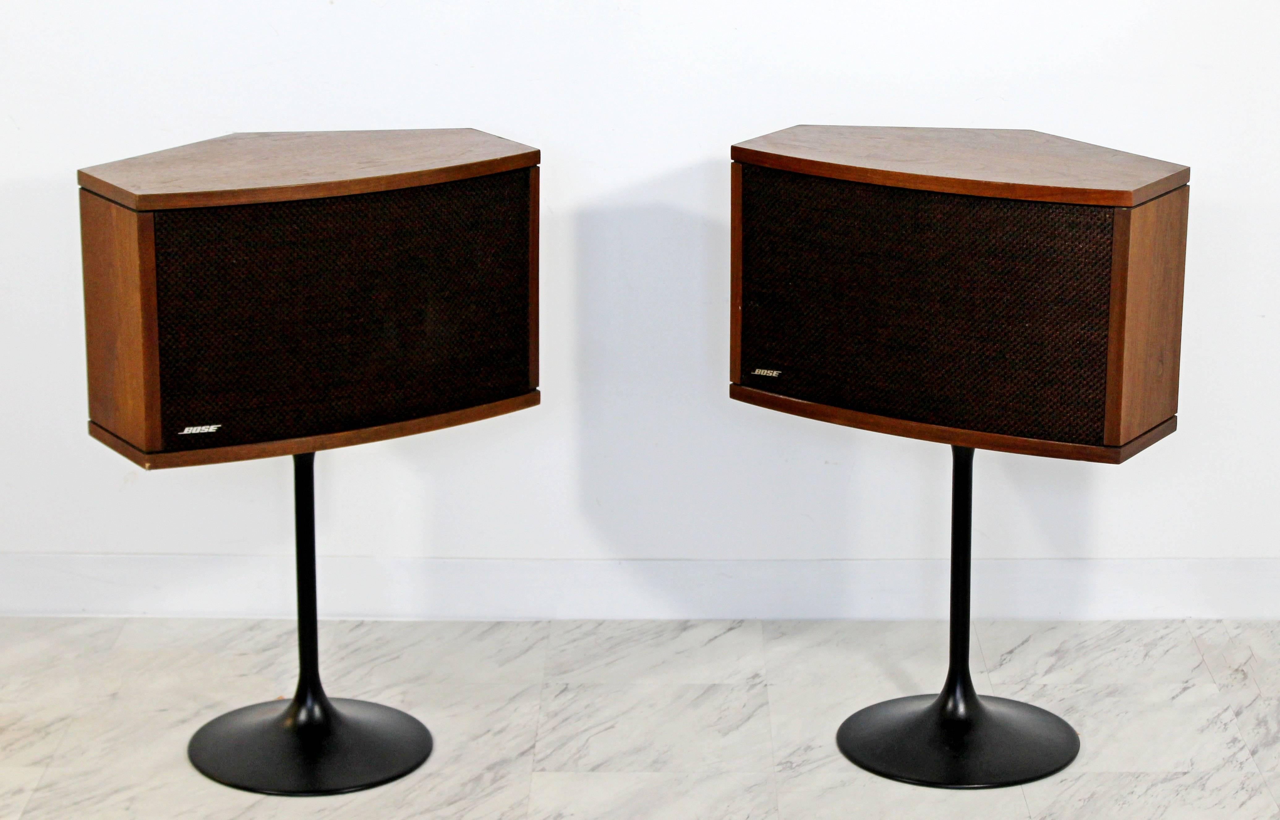 For your consideration is a gorgeous pair of standing speakers, mounted on Eero Saarinen tulip bases, by Bose, circa 1970s. In excellent condition. The dimensions are 21