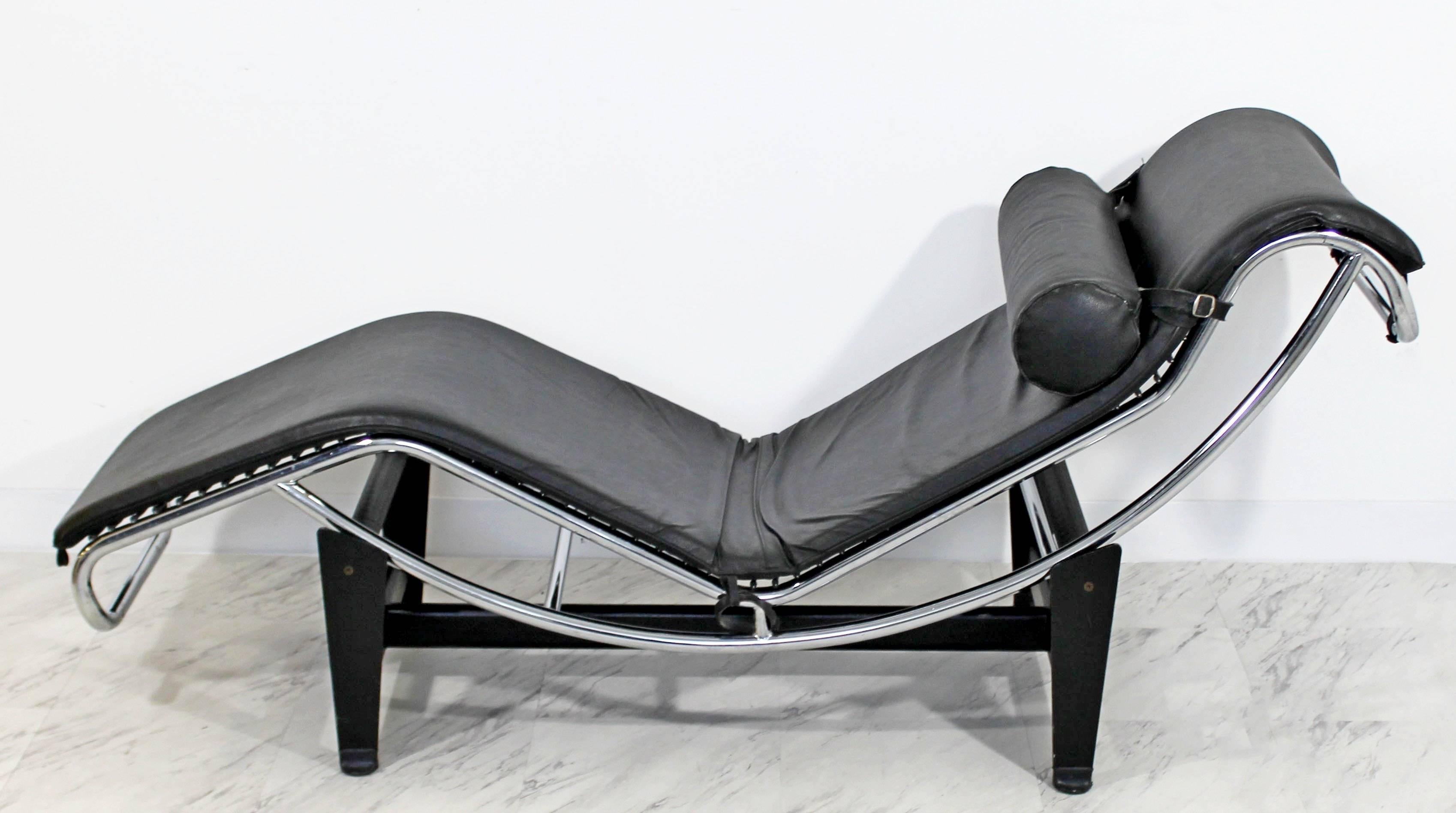 For your consideration is an original vintage black leather and chrome, chaise lounge by Le Corbusier for Cassina, Italy, circa 1960s. In great condition. The dimensions are 23