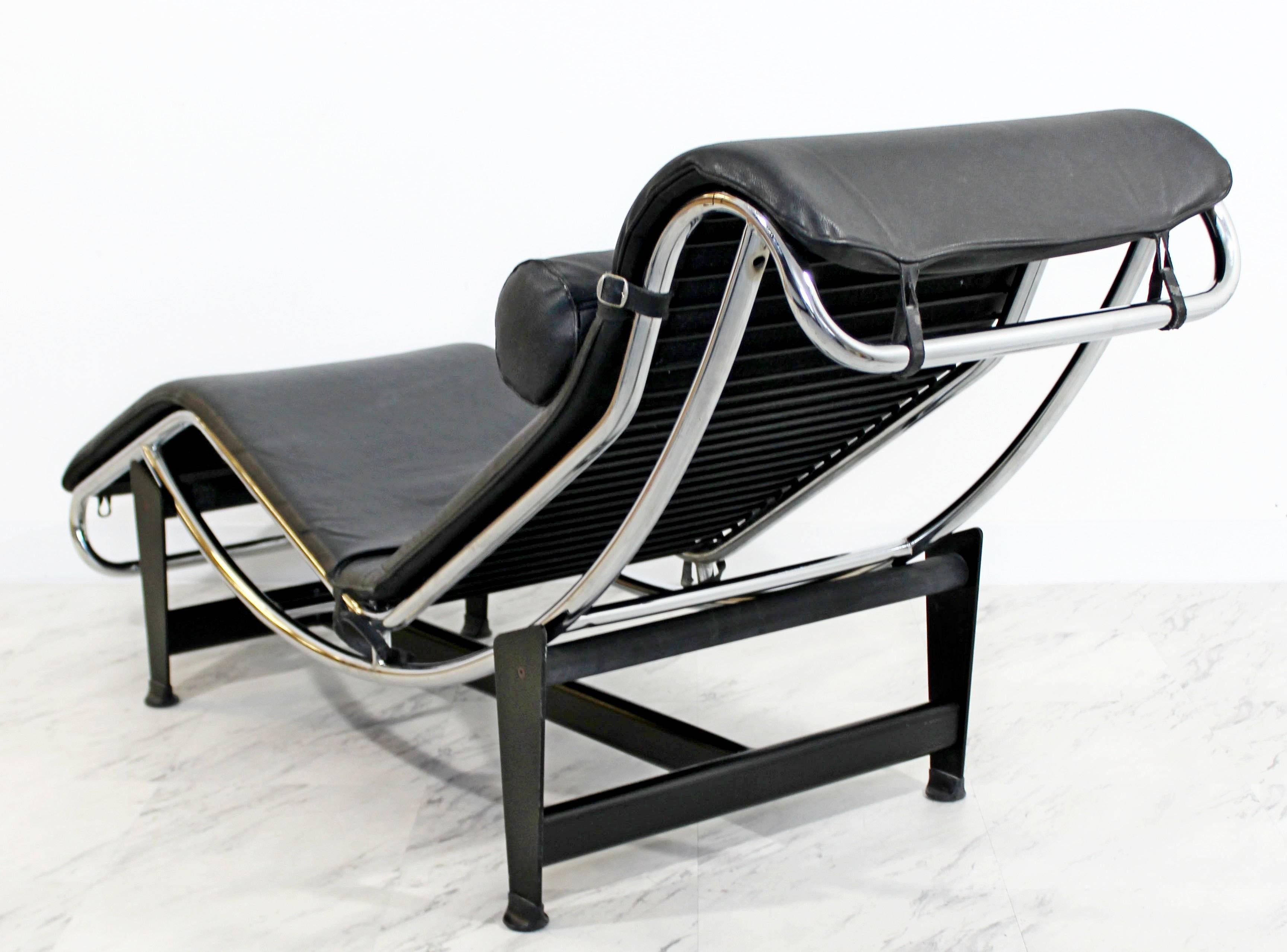Mid-Century Modern Le Corbusier Cassina Black Leather Chrome Chaise Lounge In Good Condition In Keego Harbor, MI