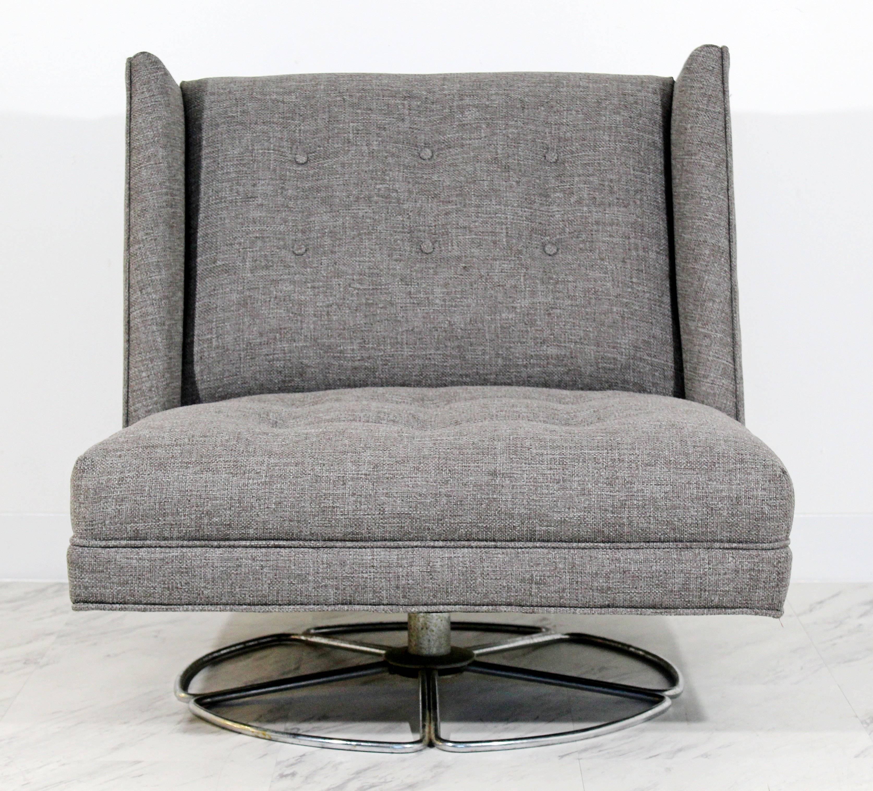 For your consideration is a fabulous, gray, low, swivel chair and matching ottoman, on unique, chrome bases, in the style of Milo Baughman y Selig. In excellent condition. The dimensions are 29