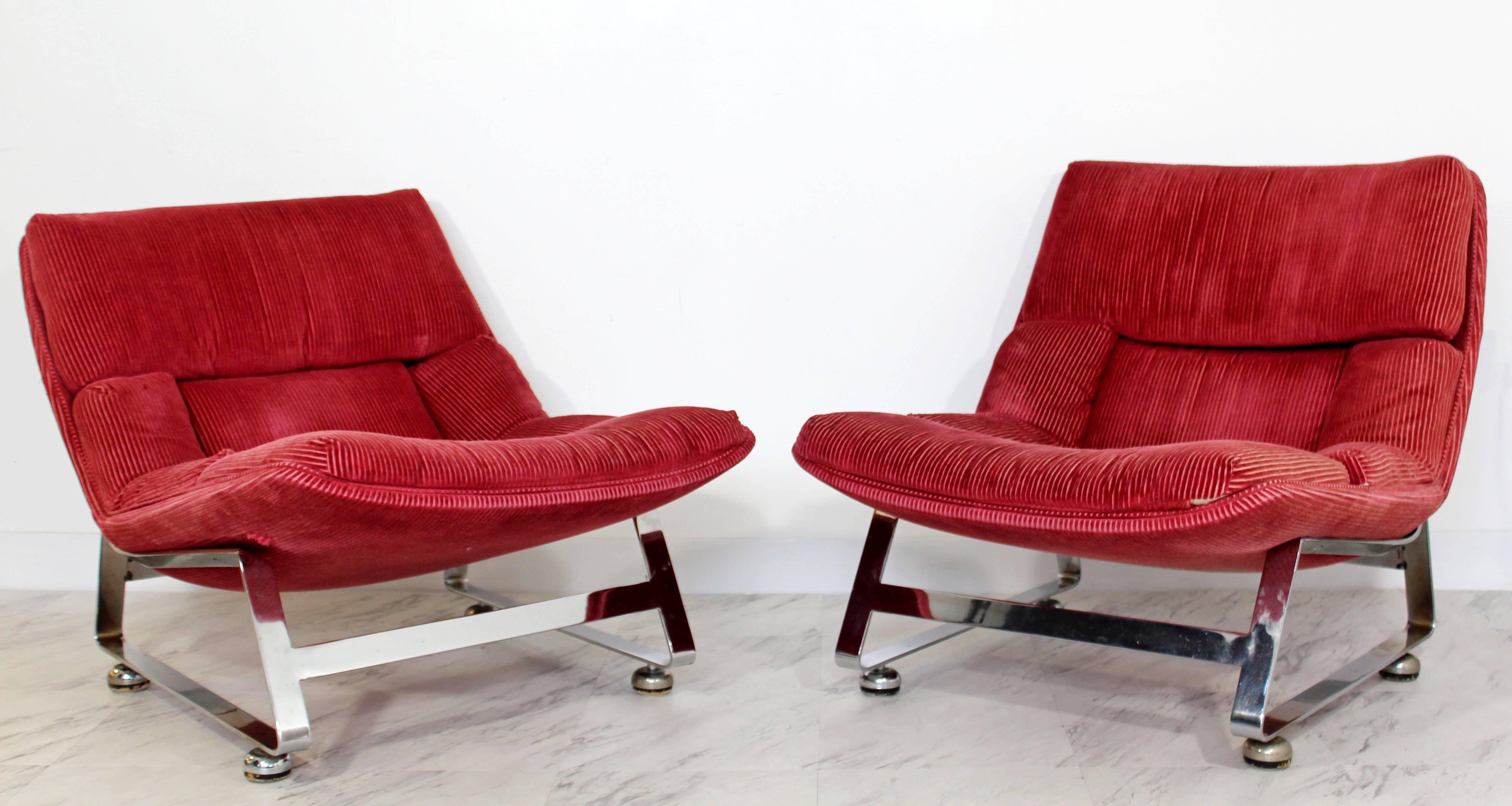 For your consideration is a fabulous, pair of lounge chairs, made of chrome. Attributed to either Baughman or Brueton. In good condition. The dimensions are 26.5