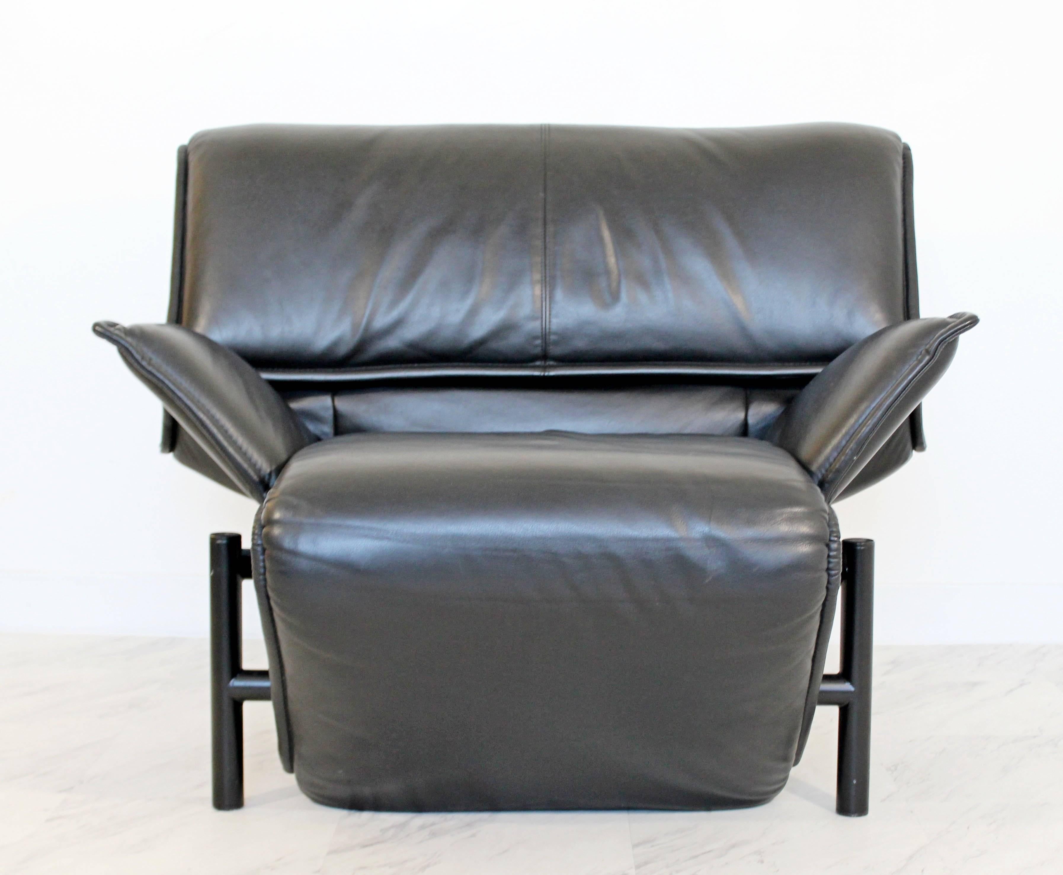 For your consideration is a magnificent, folding and reclining, lounge chair, in black leather, by Vico Magistretti for Cassina. In excellent condition. The dimensions are 35