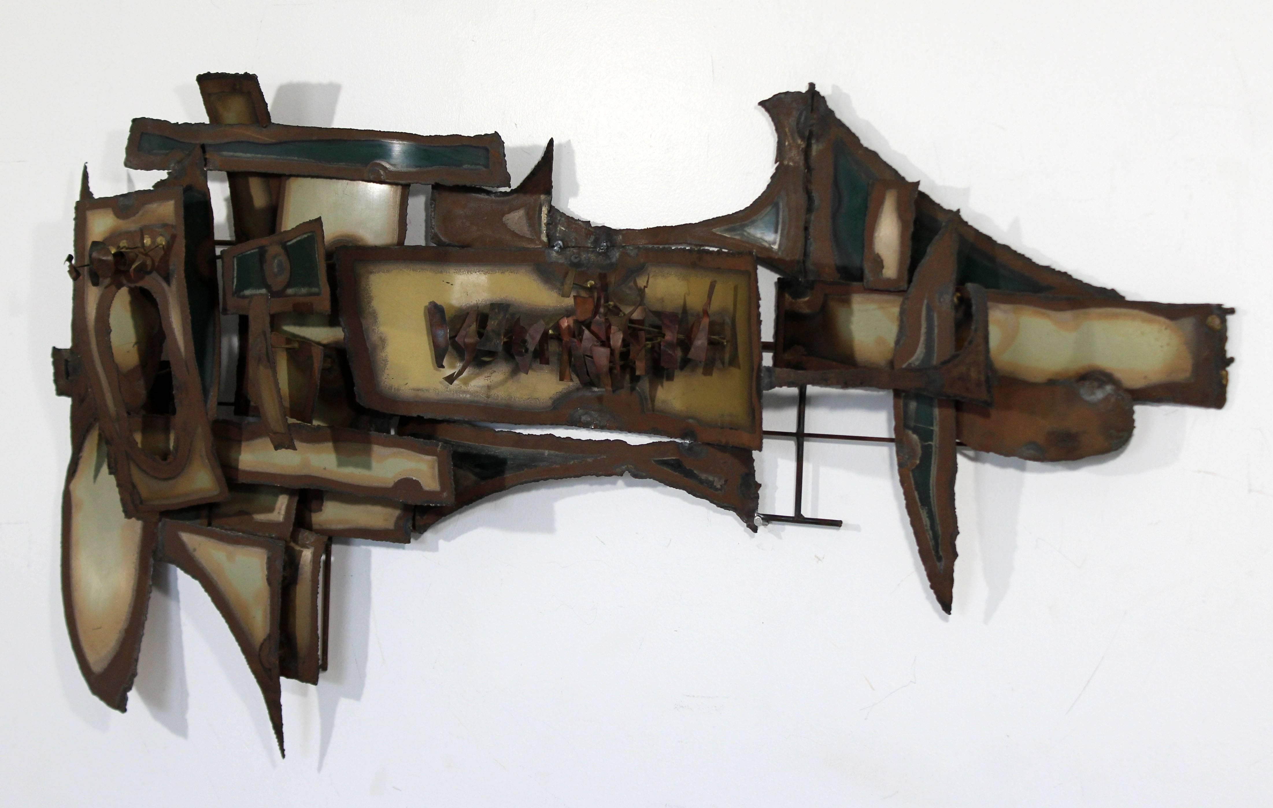 For your consideration is a gorgeous, abstract, metal, hanging wall sculpture, in the style of Curtis Jere or Silas Sendal. In excellent condition. The dimensions are 41