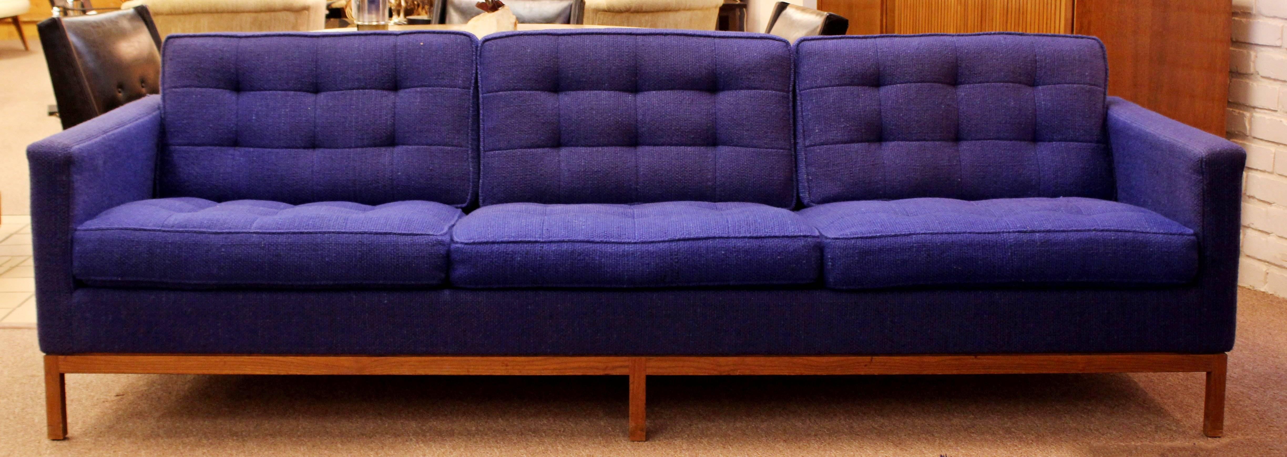 Mid-Century Modern Florence Knoll Three-Seat Lounge Sofa Model 1205 Wood Frame In Good Condition In Keego Harbor, MI