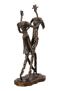 Scultura figurativa in metallo raffigurante una coppia di ballerini in stile brutalista, su base in legno