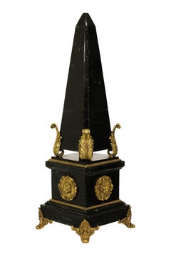 Coppia di obelischi vintage in marmo nero in stile neoclassico di Maitland Smith