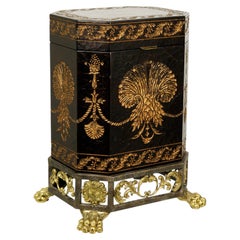 Cassapanca ottagonale neoclassica d’epoca di Maitland Smith con coperchio, su base in metallo dorato