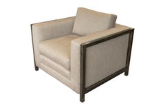 Coppia di poltrone club imbottite beige con rivestimento in ottone in stile Widdicomb