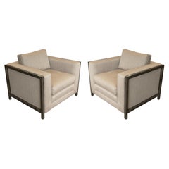 Paire de fauteuils club de style Widdicomb, rembourrés de couleur beige et cerclés de laiton