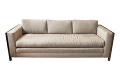 Beiges, gepolstertes Sofa im Widdicomb-Stil mit Messingverkleidung
