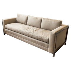 Beiges, gepolstertes Sofa im Widdicomb-Stil mit Messingverkleidung