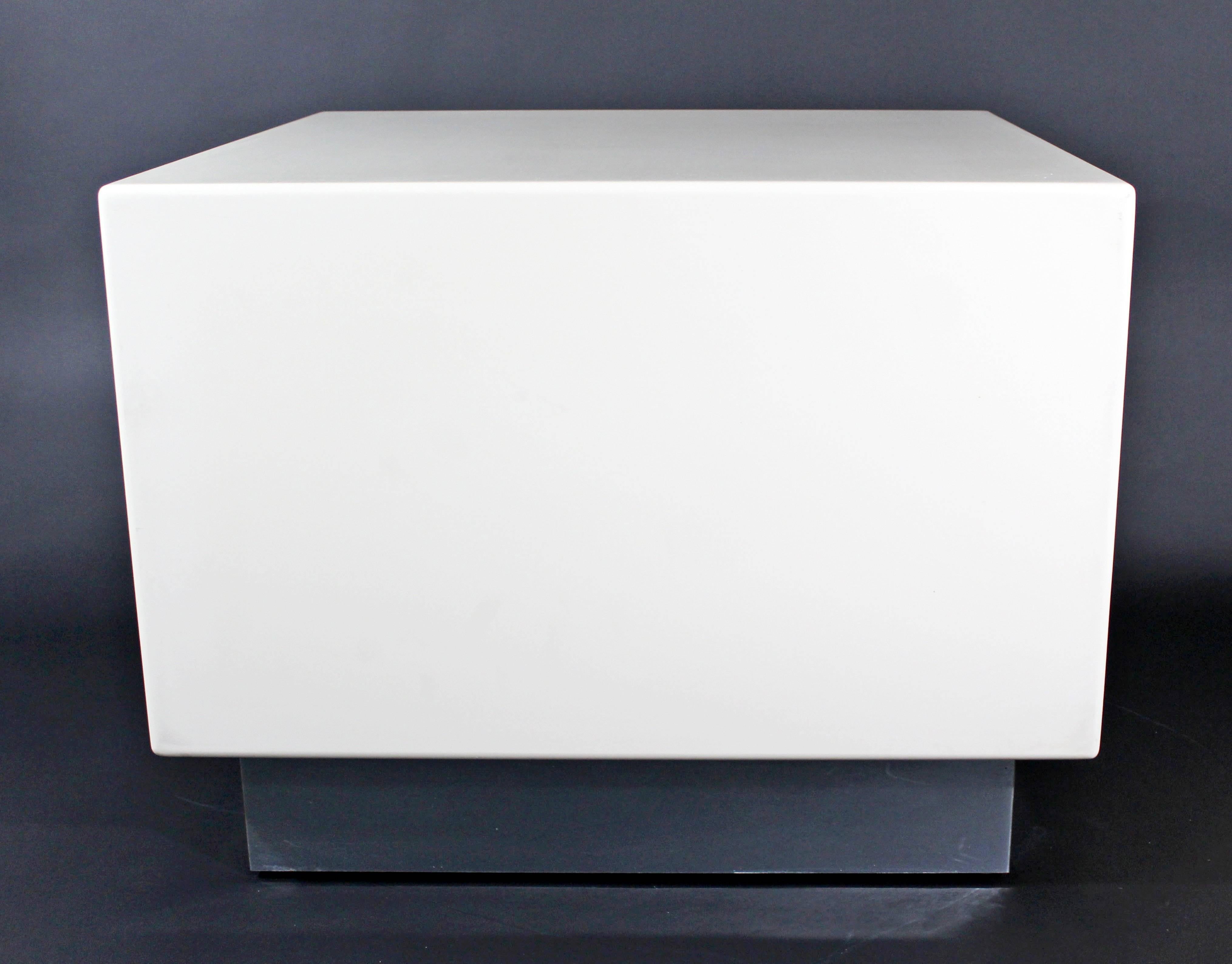 Mid-Century Modern Pair of White Lacquer Chrome Side End Tables Nightstands In Good Condition In Keego Harbor, MI