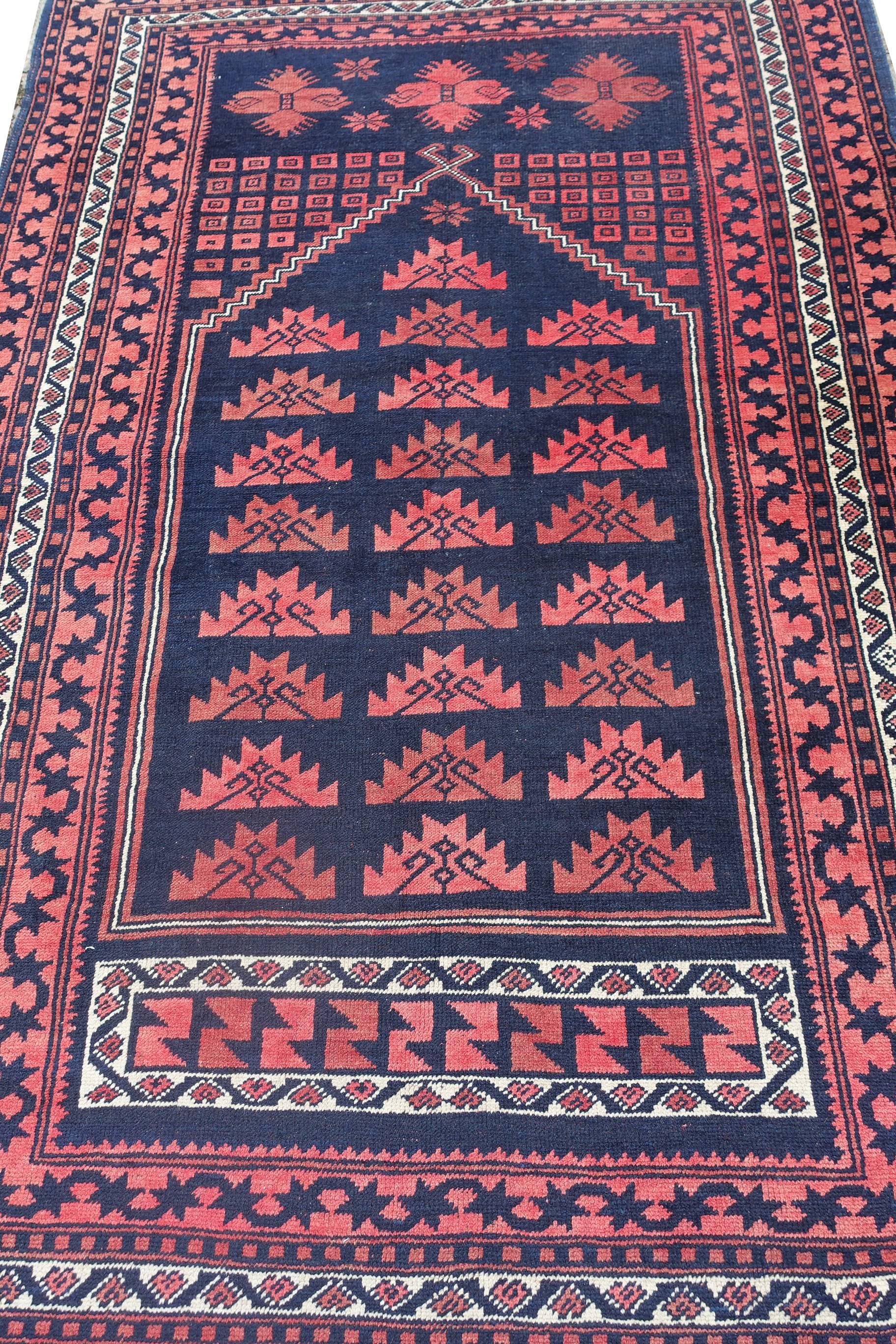 Large 'Prayer Rug Design' rug from Turkey (Balikesir/Yagcibedir), circa 1980. Measures: 173 x 114 cm.

This unique hand-knotted carpet features the Classic prayer rug design with mihrab and the Ram’s Horns repeated in several row of purple göls