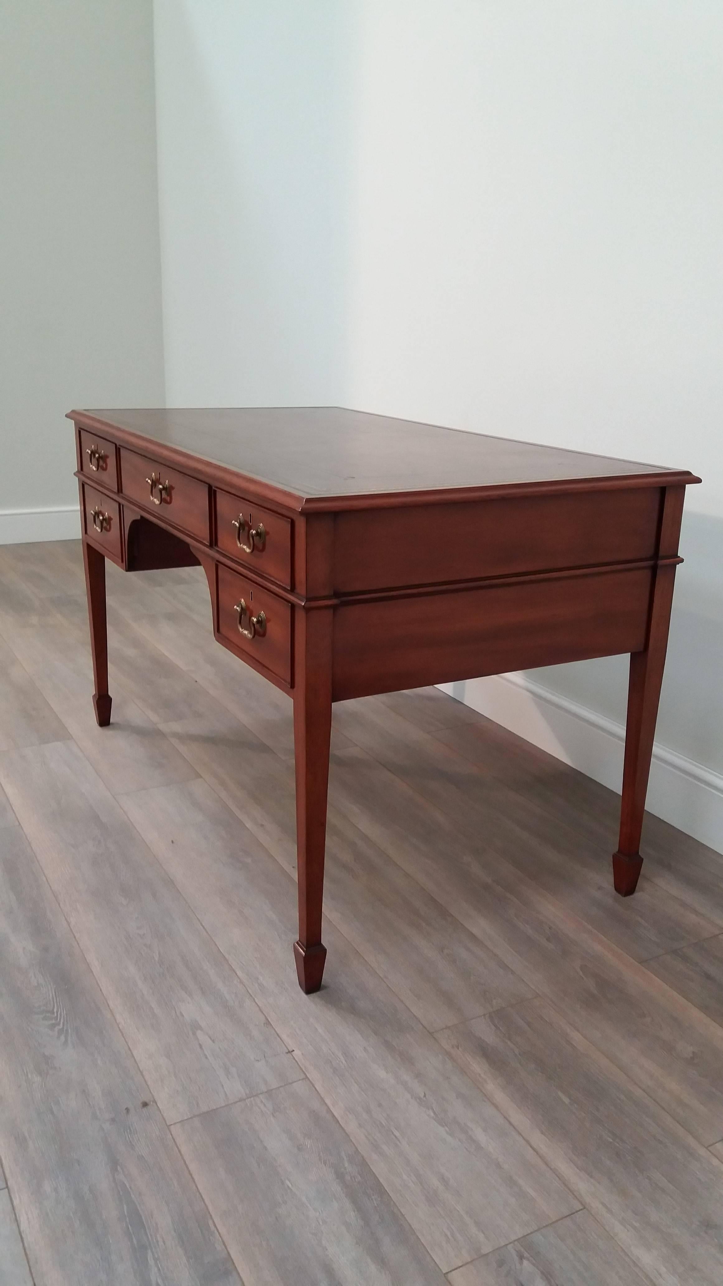Sheraton Style Mahogany Five-Drawer Kneehole Writing Table In Excellent Condition For Sale In London, GB