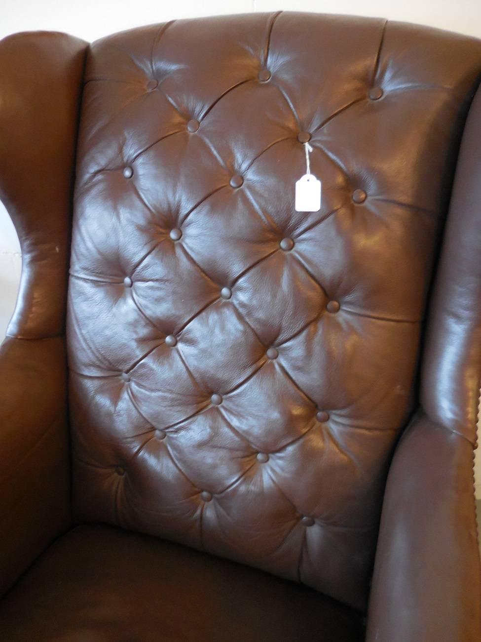 English leather and mahogany wingback chair from circa 1850 standing on brass wheels, the upholstery has been replaced and is in a used but good condition.
Only the left behind leg has some veneer damage but easily to repair.

The measurements