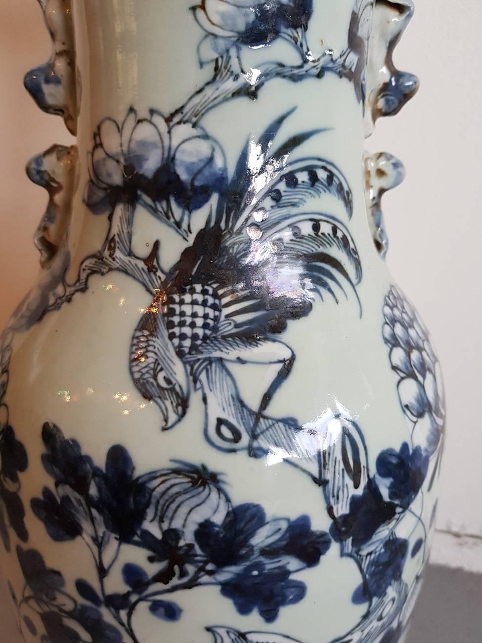 Chinese blue and white hand-painted porcelain vase from circa 1900, with a scene of two birds between a floral decor.
It has a hairline on the bottom but further in a good condition.

The measurements are,
Depth 24 cm/ 9.4 inch.
Width 24 cm/