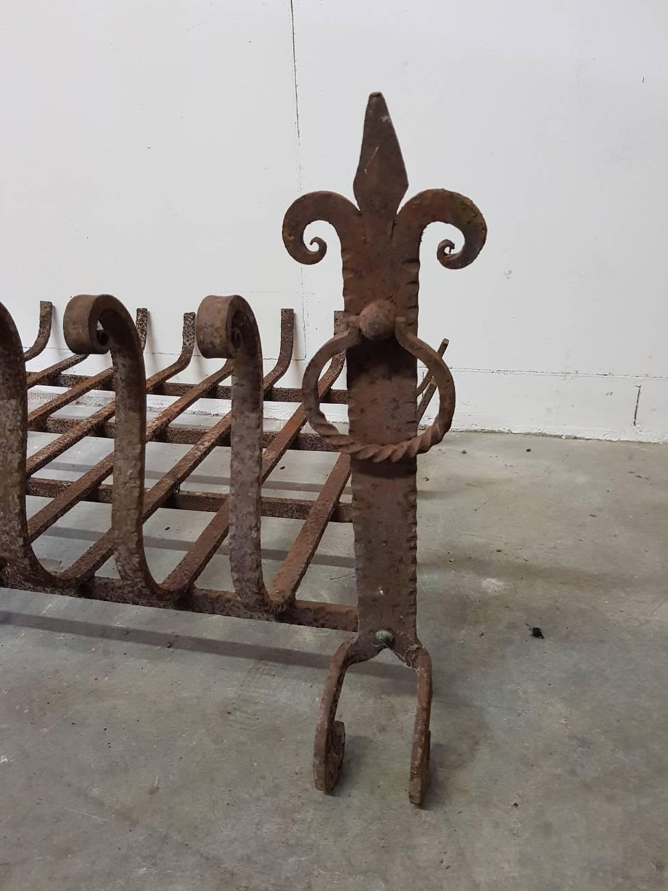 French Vintage Wrought Iron Fireplace Grate/Basket from 1960-1970 In Fair Condition In Raalte, NL