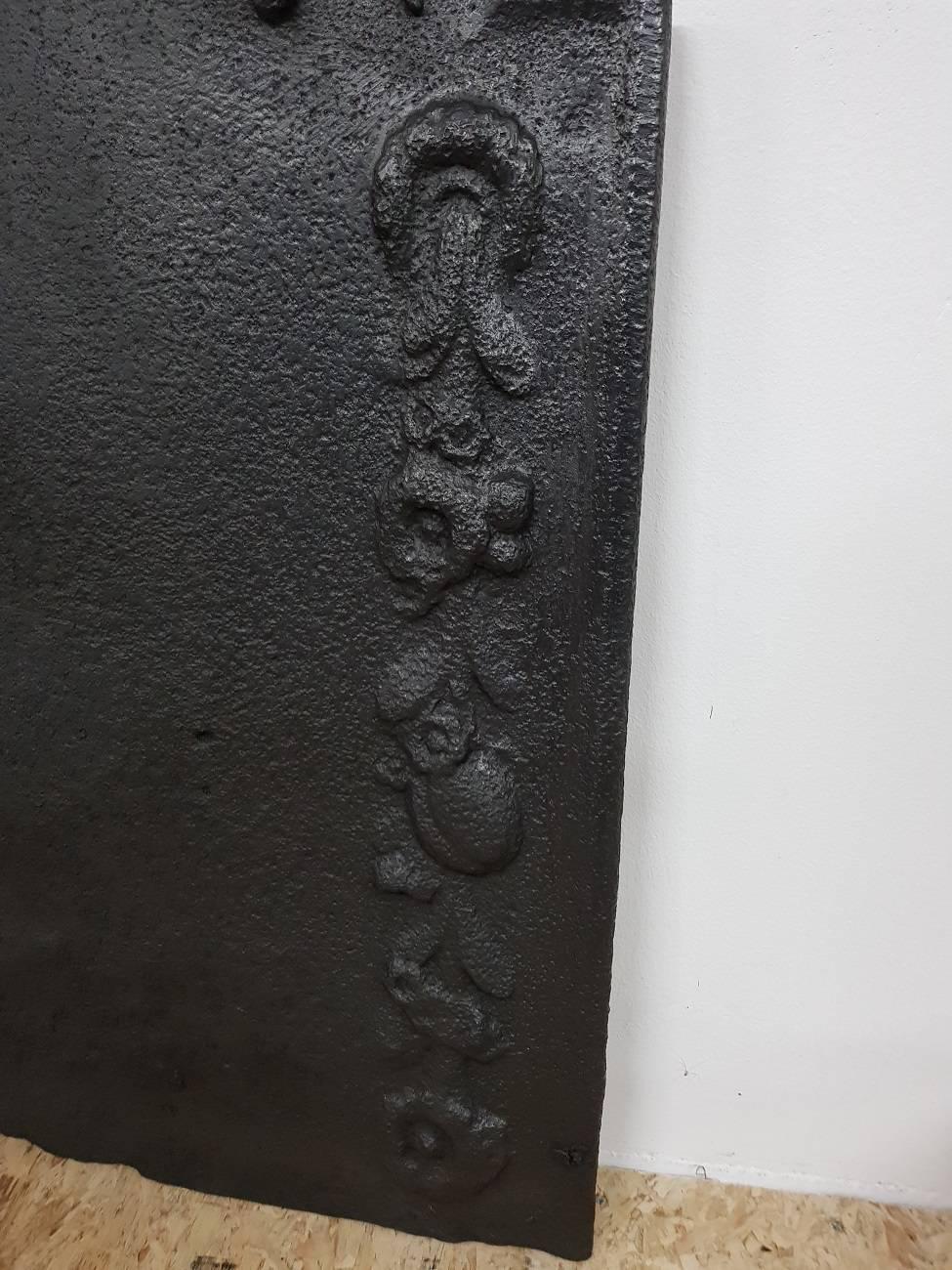 19th Century Cast Iron Dutch Fireplace Plate with Putti In Good Condition In Raalte, NL