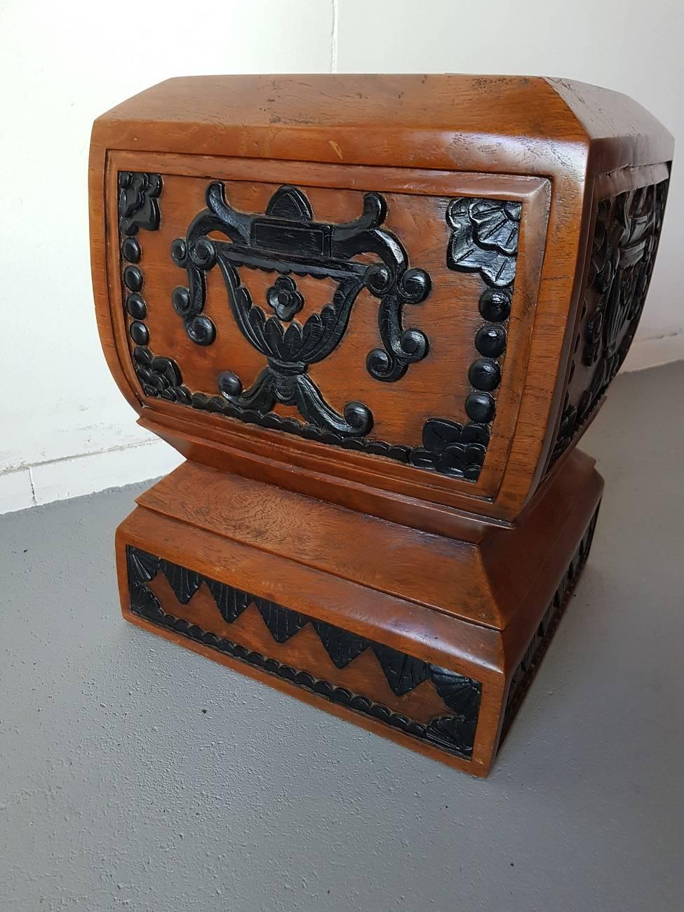 Beautiful solid teak console with black painted hand-carvings all round in Louis XVI style and made in the 20th century.

The measurements are,
Depth 28 cm/ 11 inch.
Width 29 cm/ 11.4 inch.
Height 36.5 cm/ 14.3 inch.
  