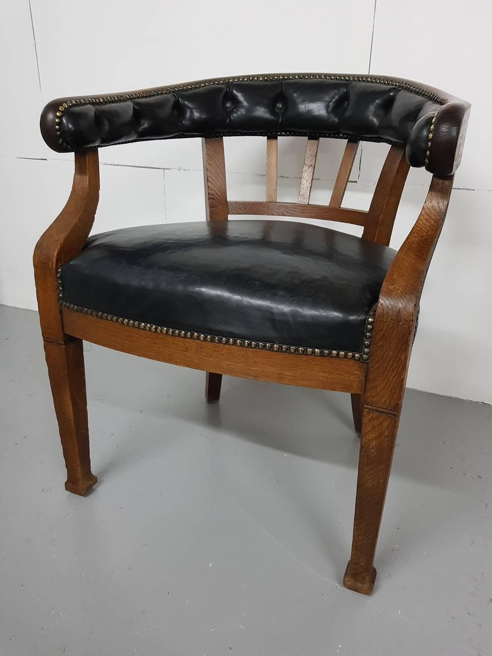 Dutch oak office or desk chair from circa 1920 with leather seat and bars in the backrest and standing on tapered legs. The Singels has to be renewed but that can we arrange before delivery.

The measurements are,
Depth 61 cm/ 24 inch.
Width