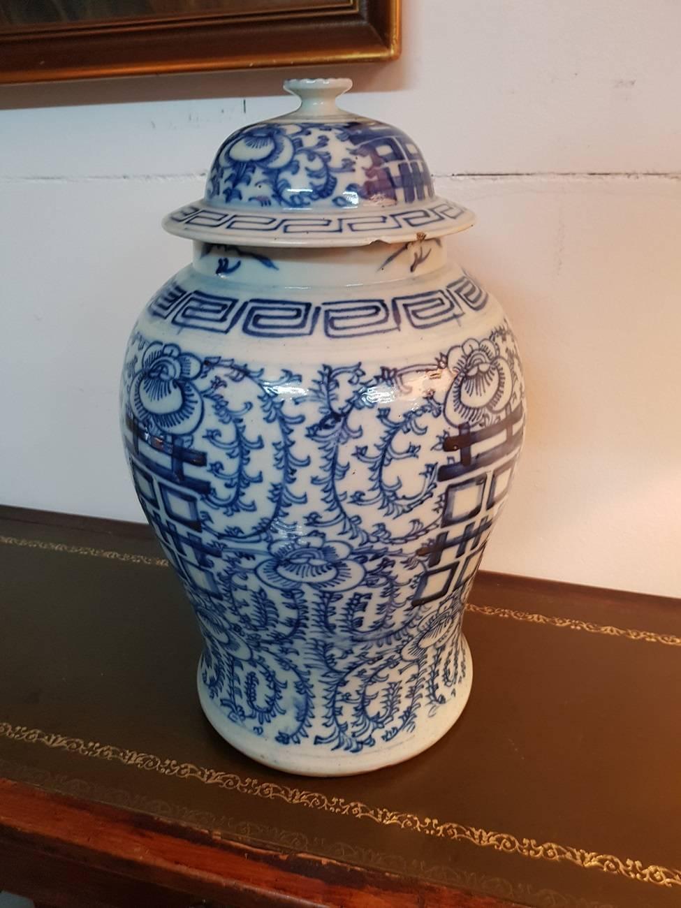 Chinese porcelain jar or vase from the second half of the 19th century with blue hand-painted decor and double joy signs. The lid has some chips but otherwise in a good condition.

The measurements are
Depth 26 cm / 10.2 inch.
Width 26 cm / 10.2