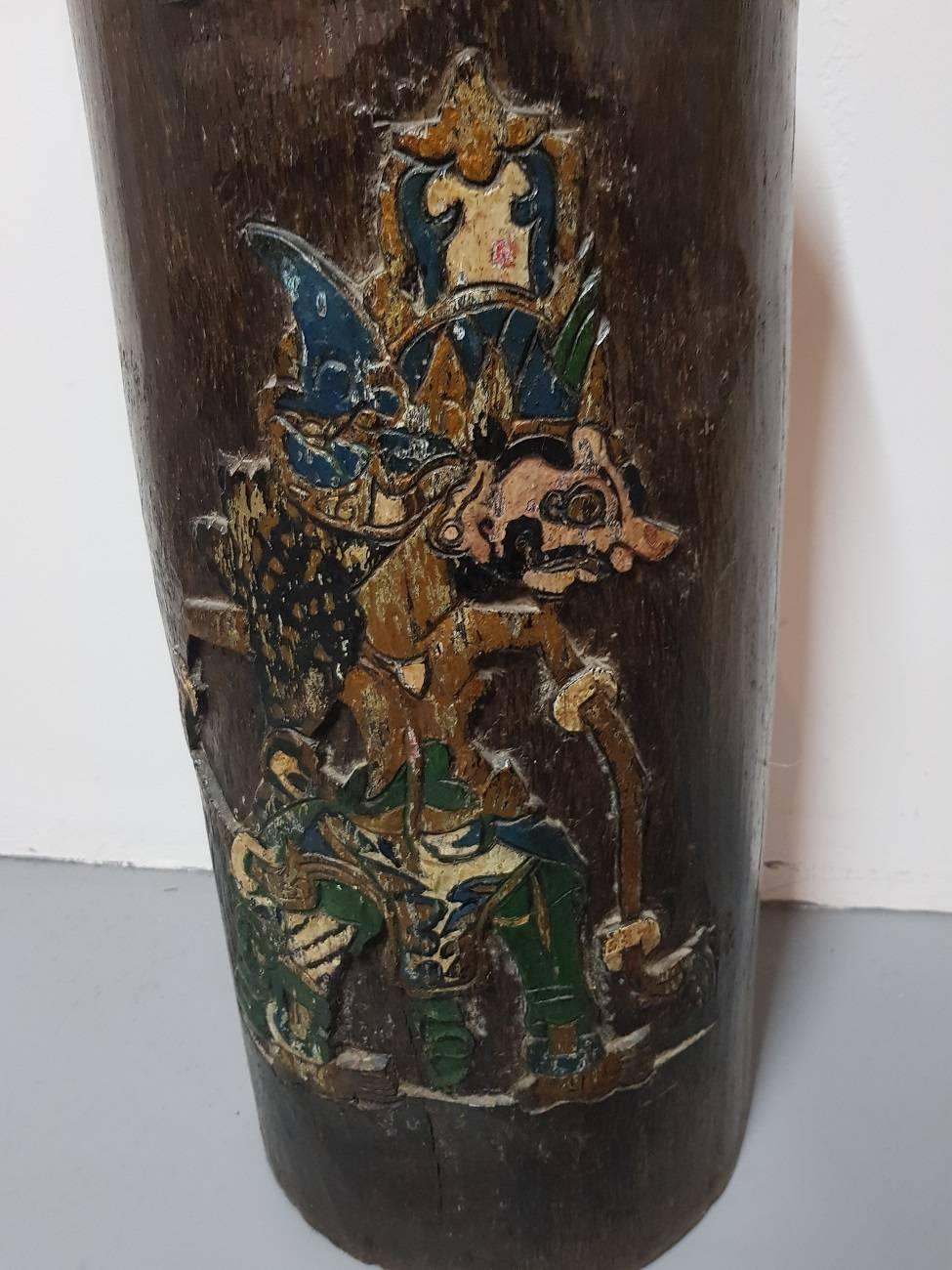 Vintage mid-20th century Indonesian palm tree trunk umbrella stand decorated with a carving depicting a wajang doll and provided with a zinc inner tray.

The measurements are,
Depth 26 cm/ 10.2 inch.
Width 26 cm/ 10.2 inch.
Height 64 cm/ 25.1