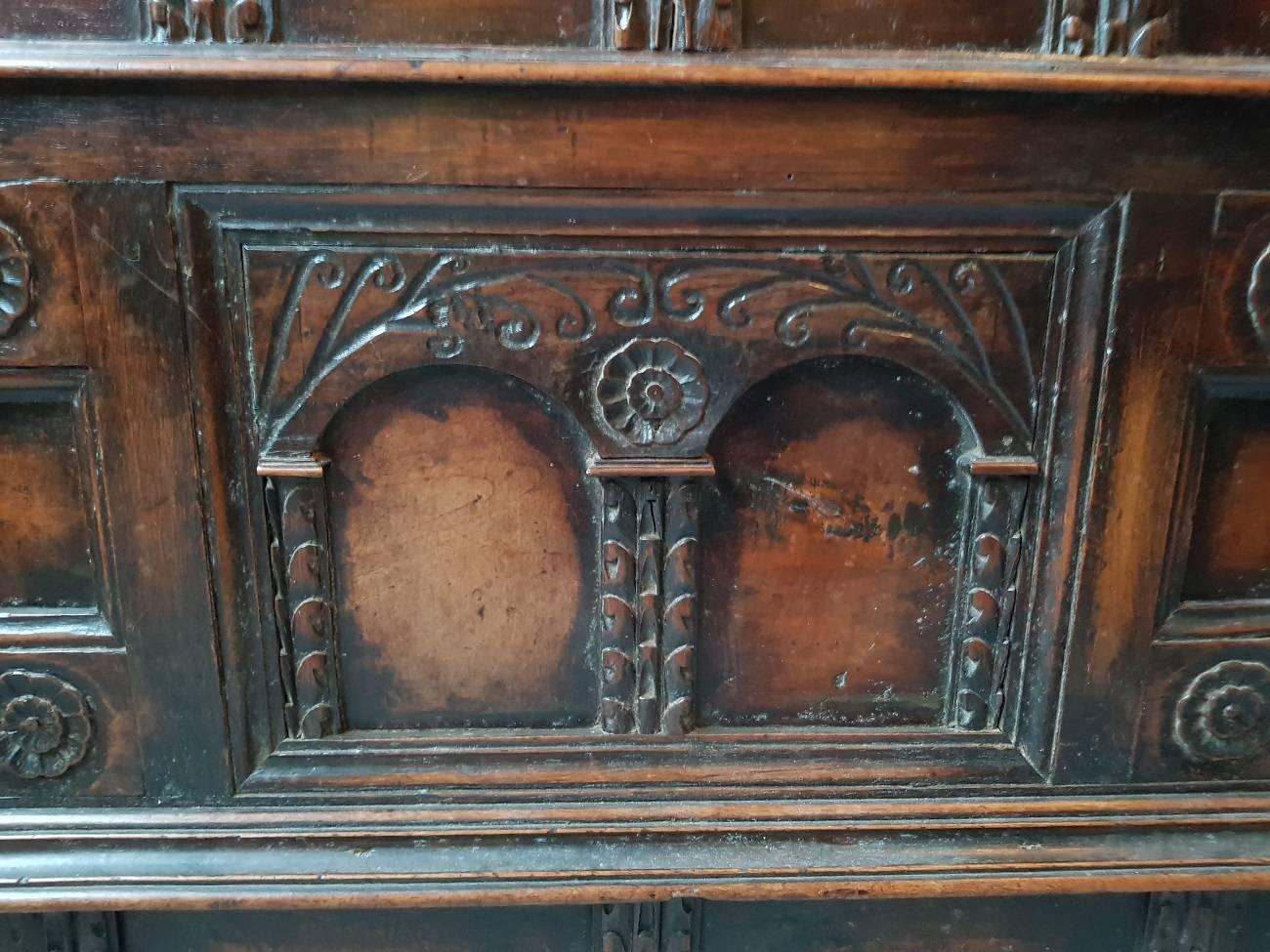18th Century Italian Carved Cassone Trunk in Renaissance and Gothic Style In Excellent Condition In Raalte, NL