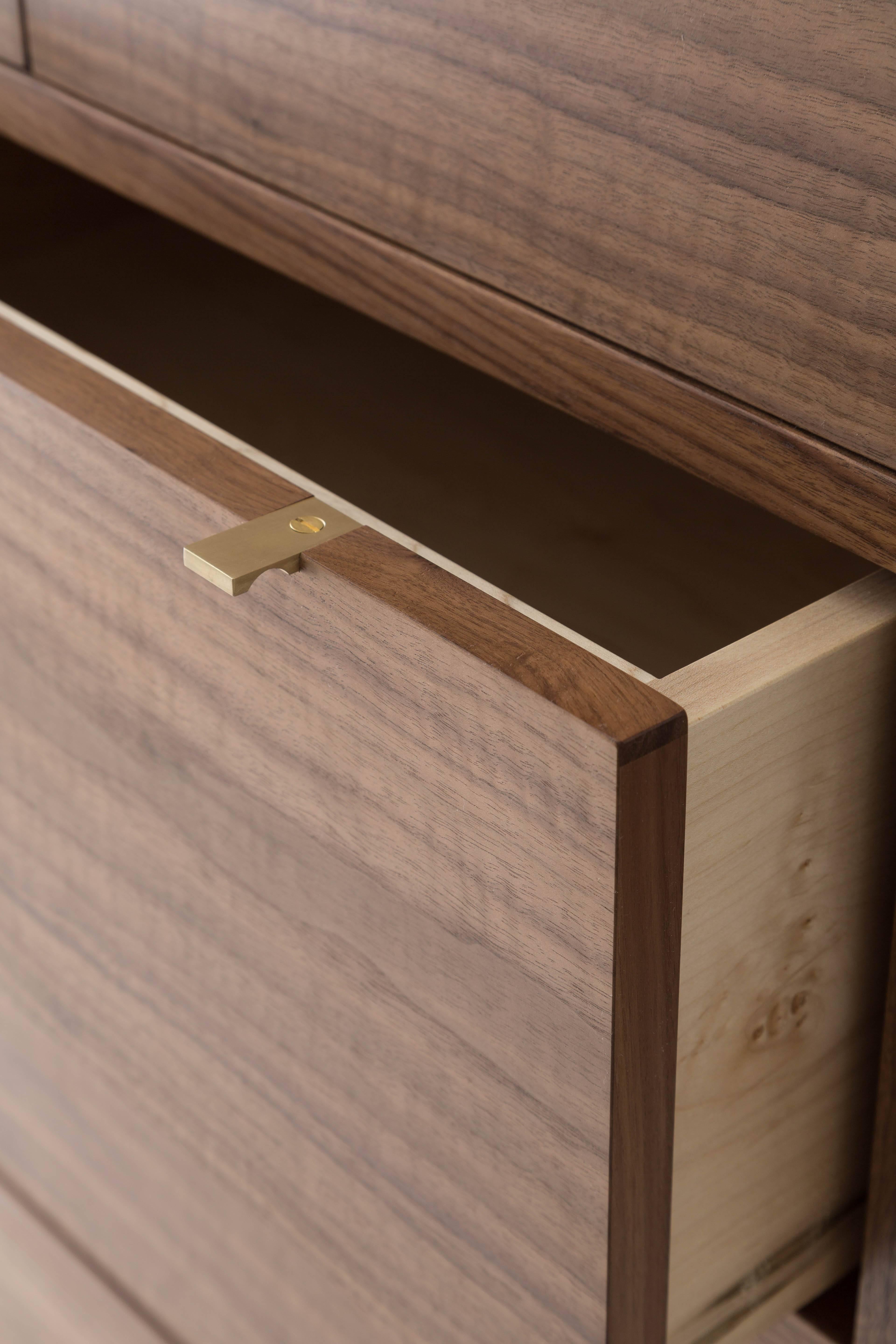 Laska Dresser, Figured Walnut, Six Drawers, Show Sample (Handgefertigt)