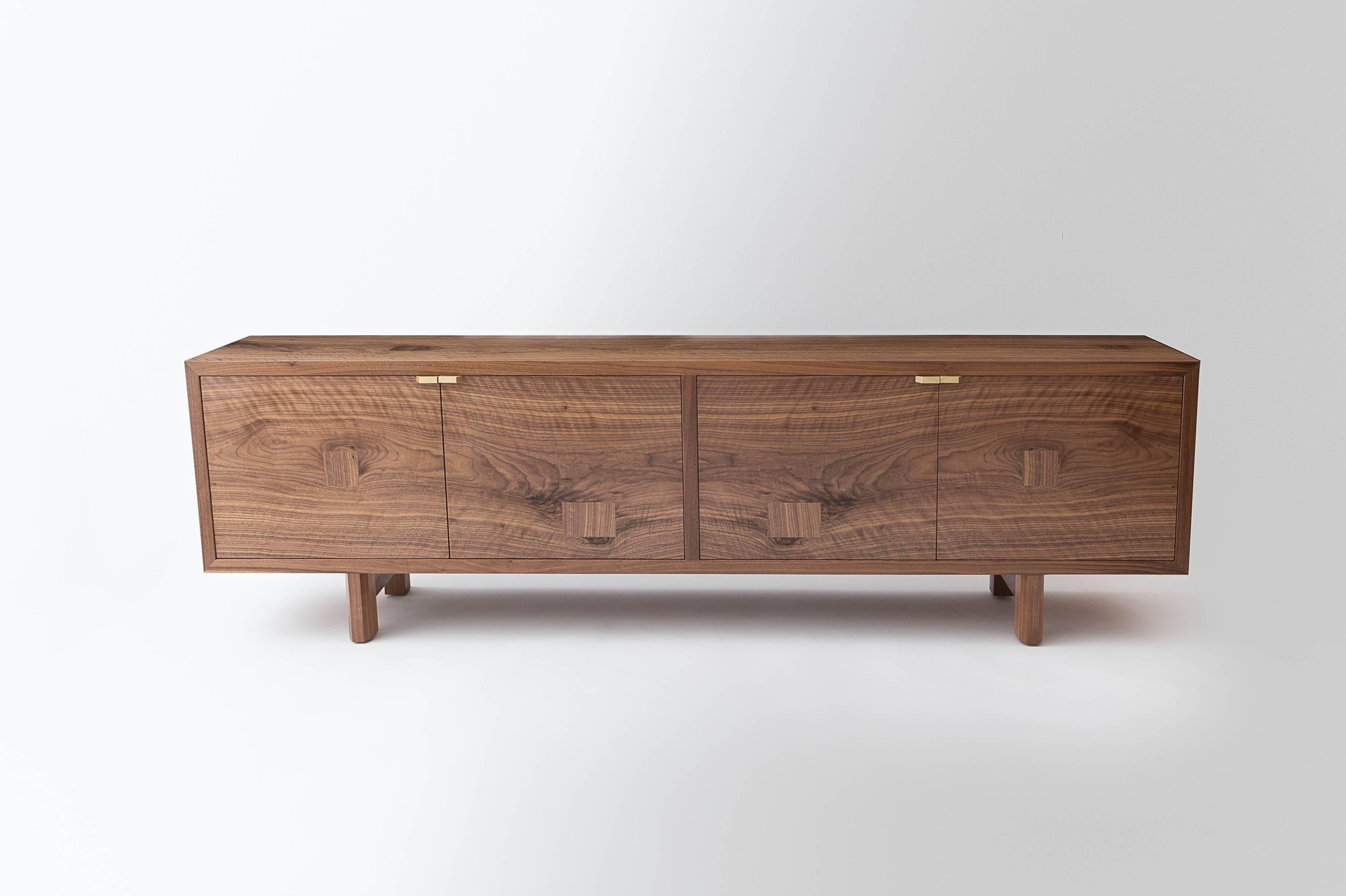 Mid-Century Modern Crédence Martin, en noyer et laiton, quatre portes, personnalisable en vente