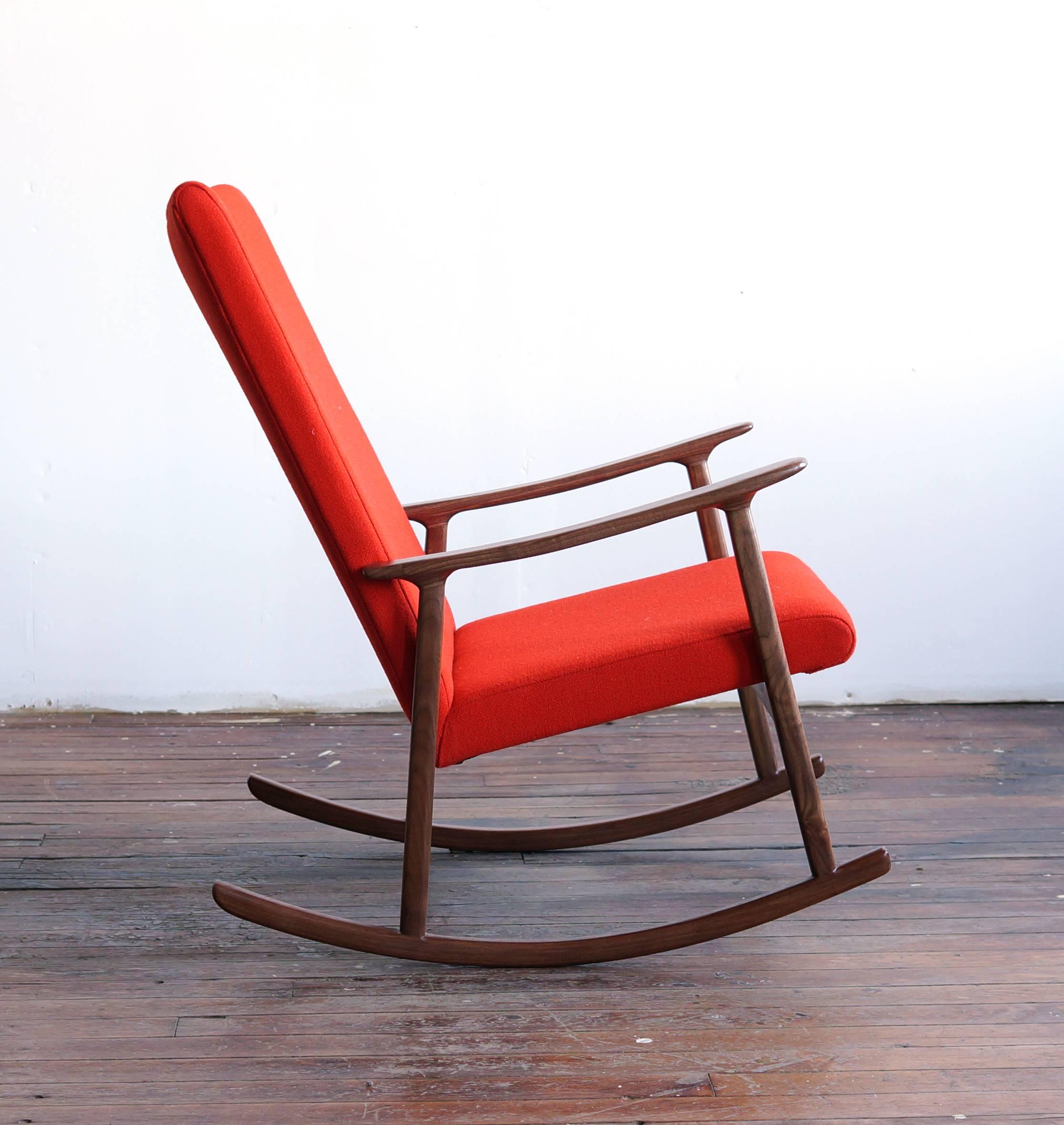 RC01 Upholstered Rocking Chair in Black Walnut, by Jason Lewis Furniture (Moderne der Mitte des Jahrhunderts) im Angebot
