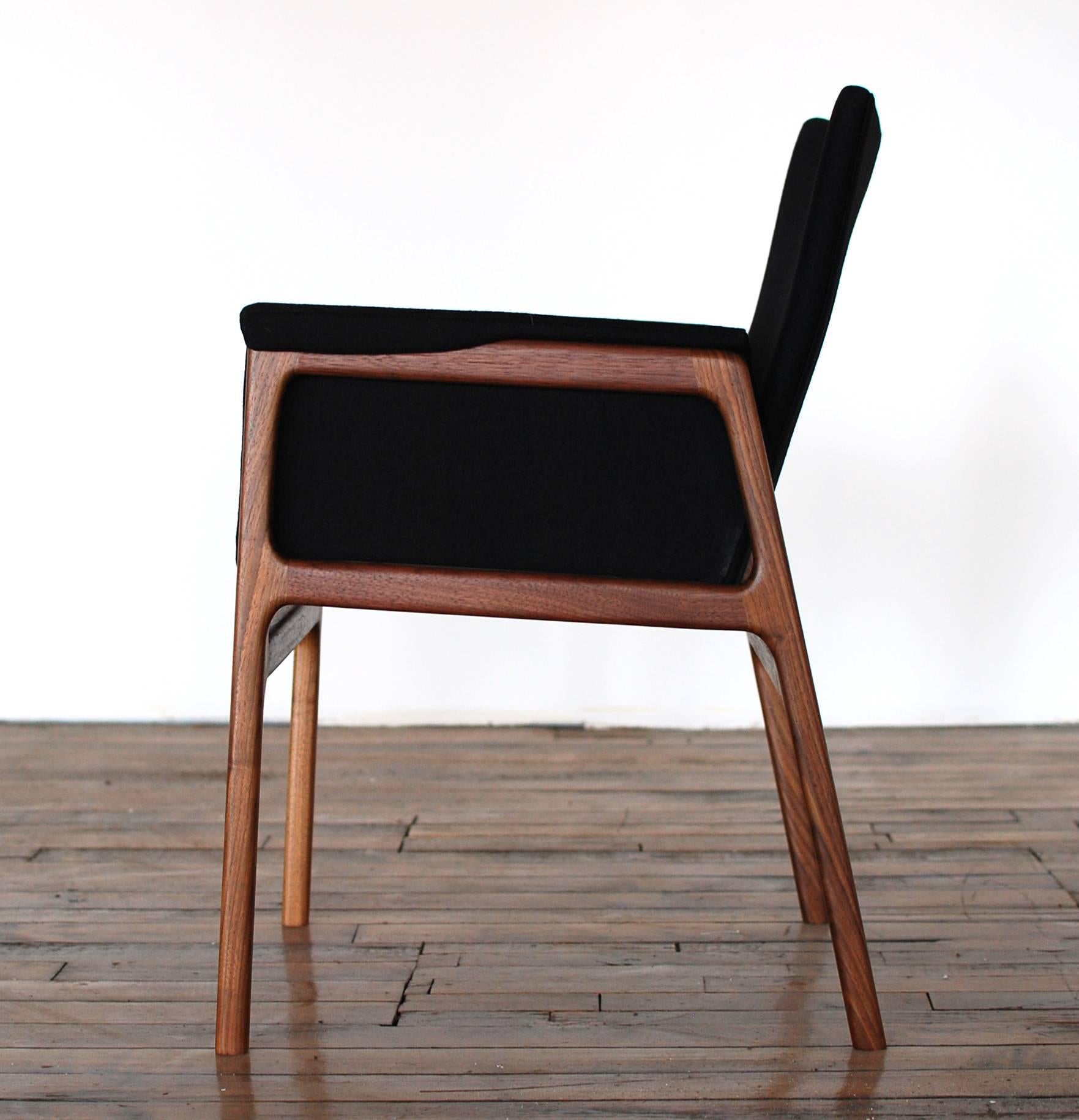 Mid-Century Modern C08 Dining Chair with Solid Walnut Frame and Black Wool Upholstery For Sale