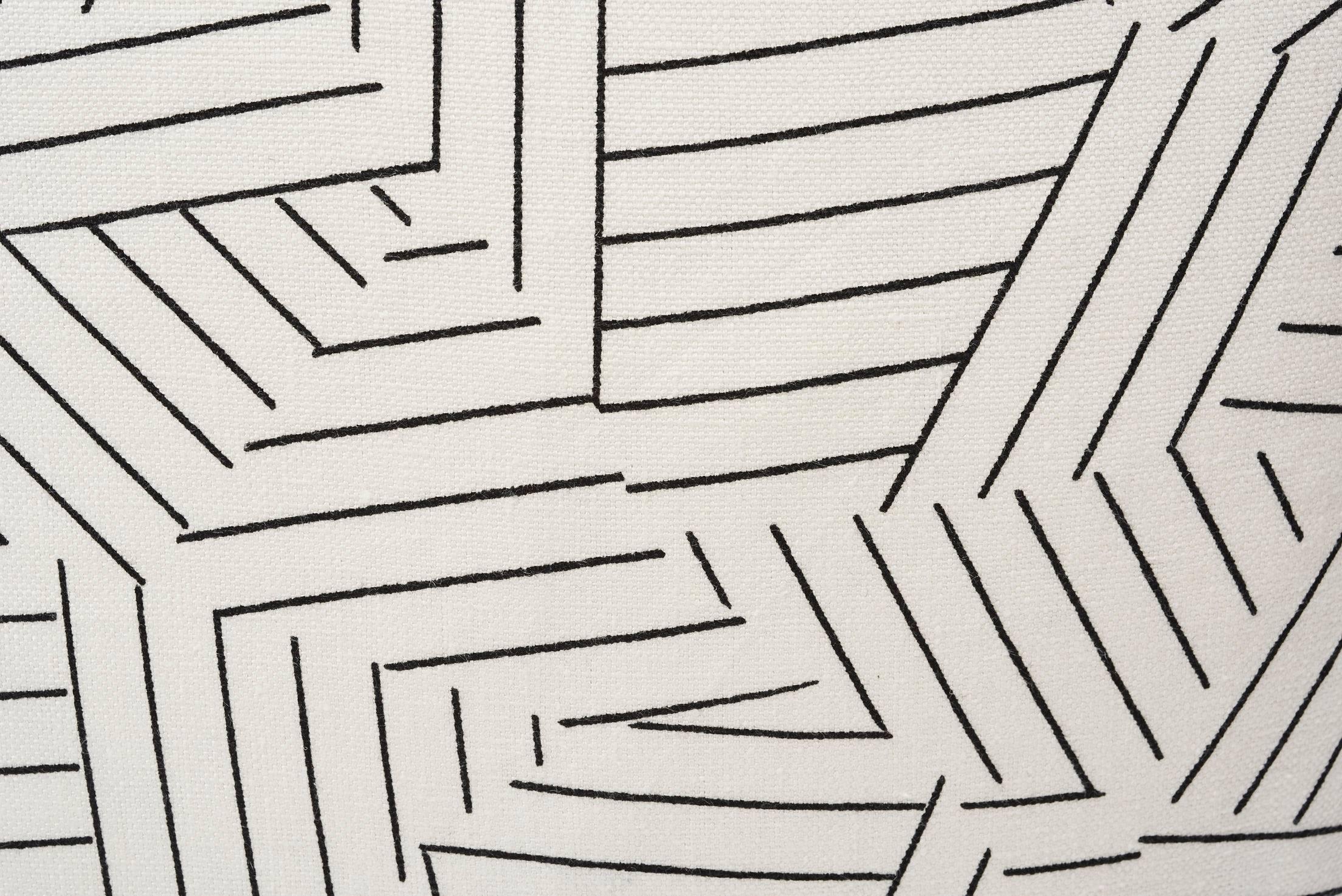 Cet imprimé géométrique Deconstructed Stripe, en collaboration avec Miles Redd, est un hommage au légendaire décorateur Albert Hadley. La nouvelle bande Schumacher apporte une touche moderne et contemporaine. Présenté comme un accent décoratif, il