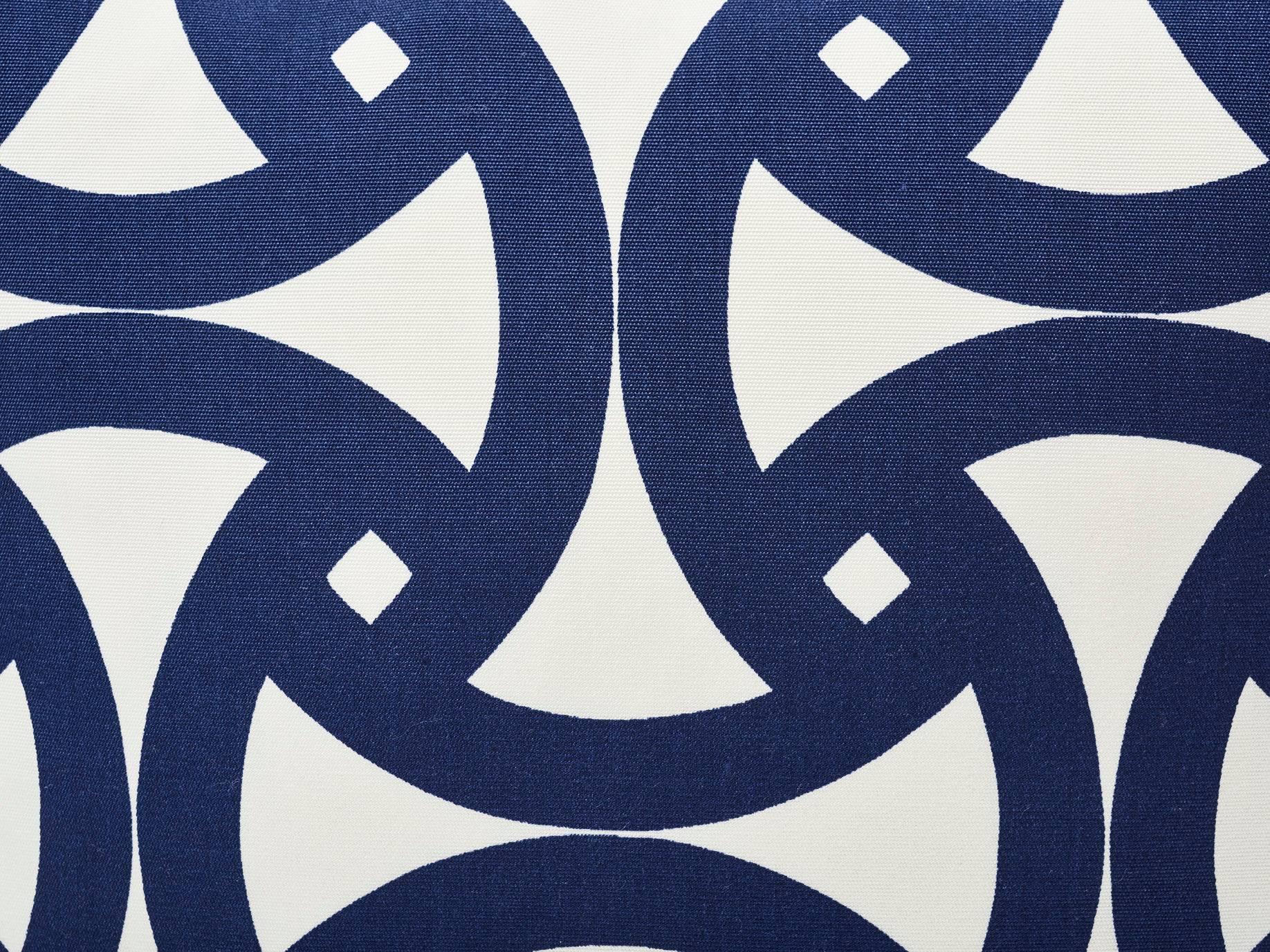 Moderne Oreiller à Deux Faces de 18 Pouces Schumacher Santorini à Motif Géométrique d'Intérieur/Extérieur en Bleu Marine en vente