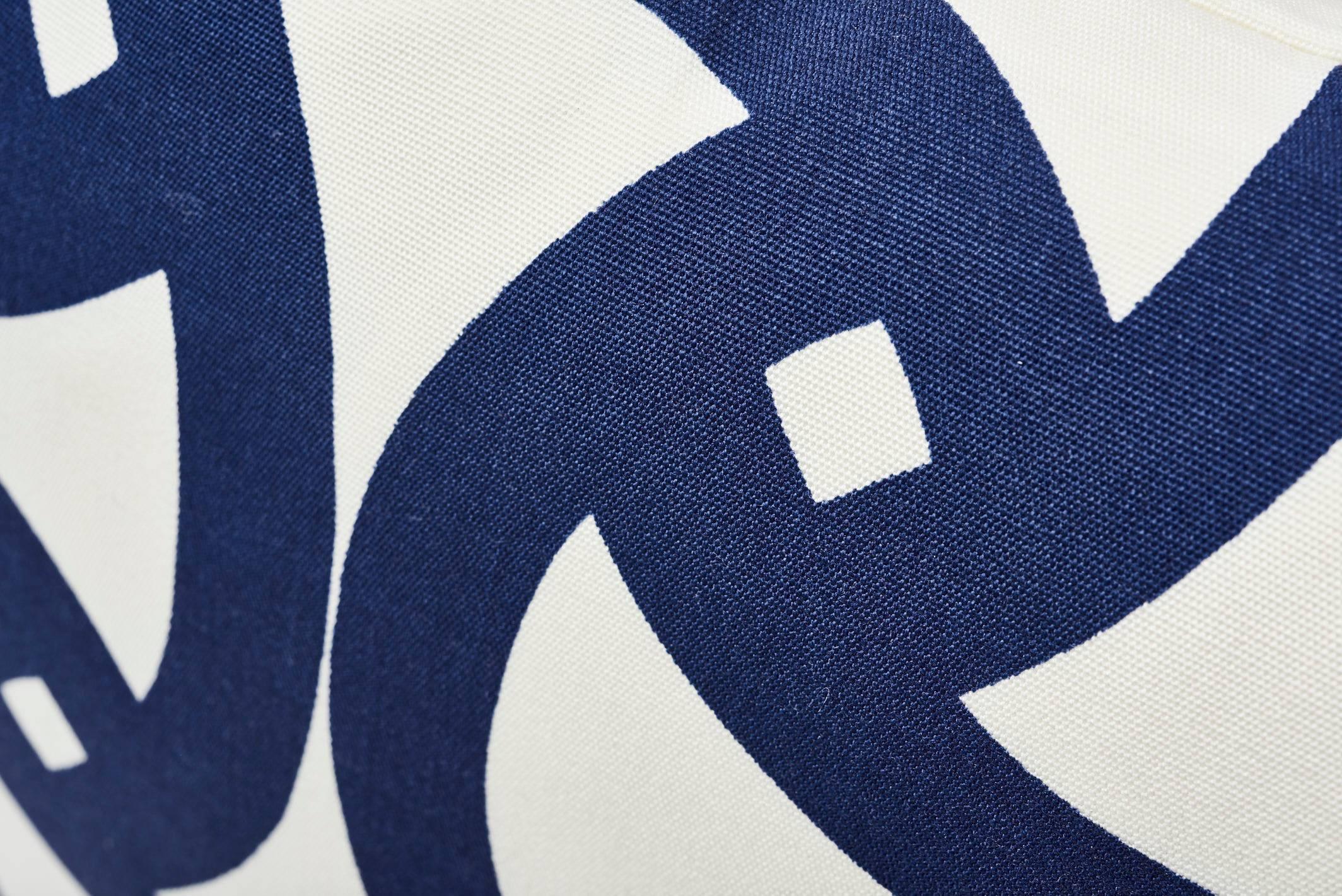 Oreiller à Deux Faces de 18 Pouces Schumacher Santorini à Motif Géométrique d'Intérieur/Extérieur en Bleu Marine Neuf - En vente à New York, NY