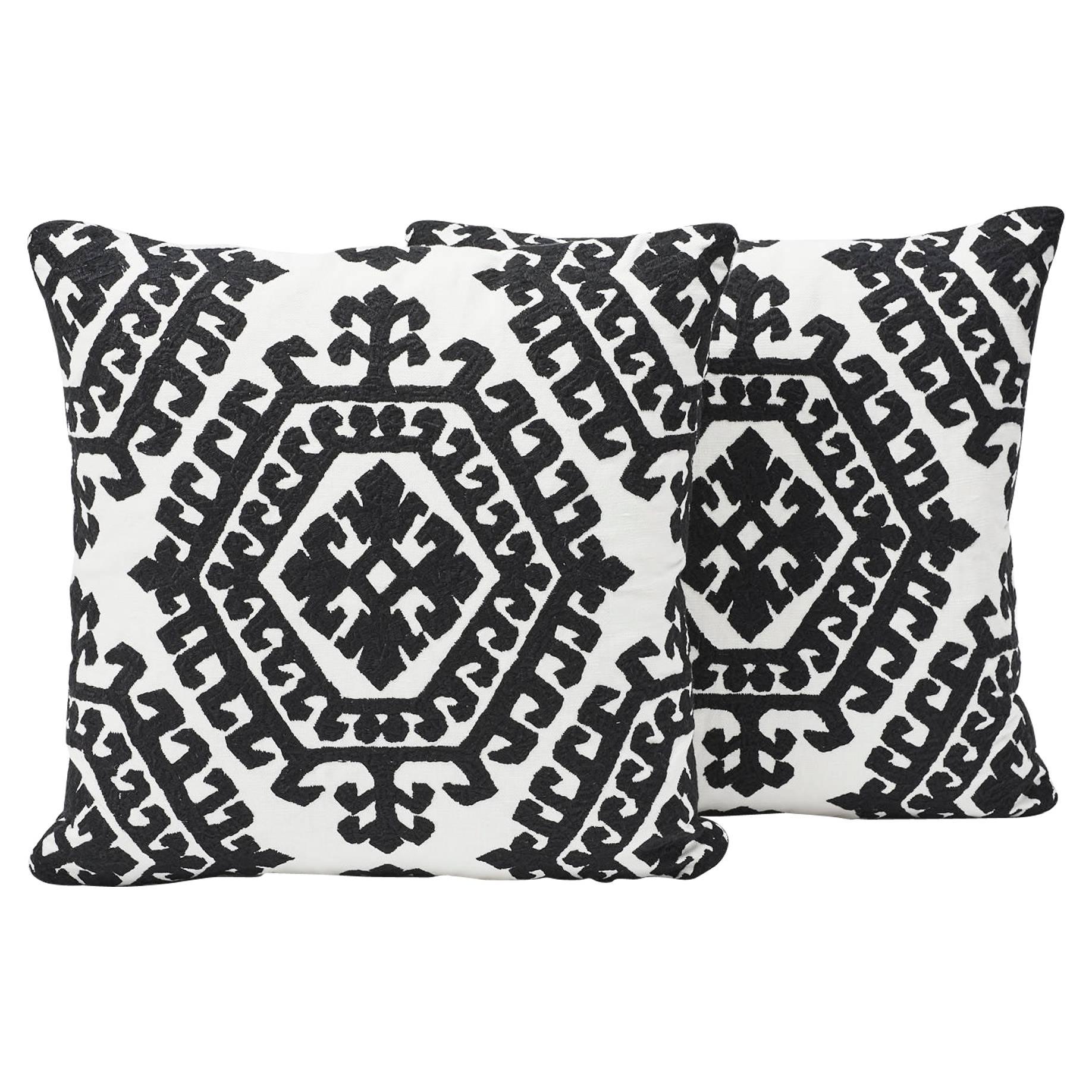 Coussin de 45 cm Omar à deux faces avec motif de marqueterie all over et médaillon noir sur les deux côtés Neuf - En vente à New York, NY