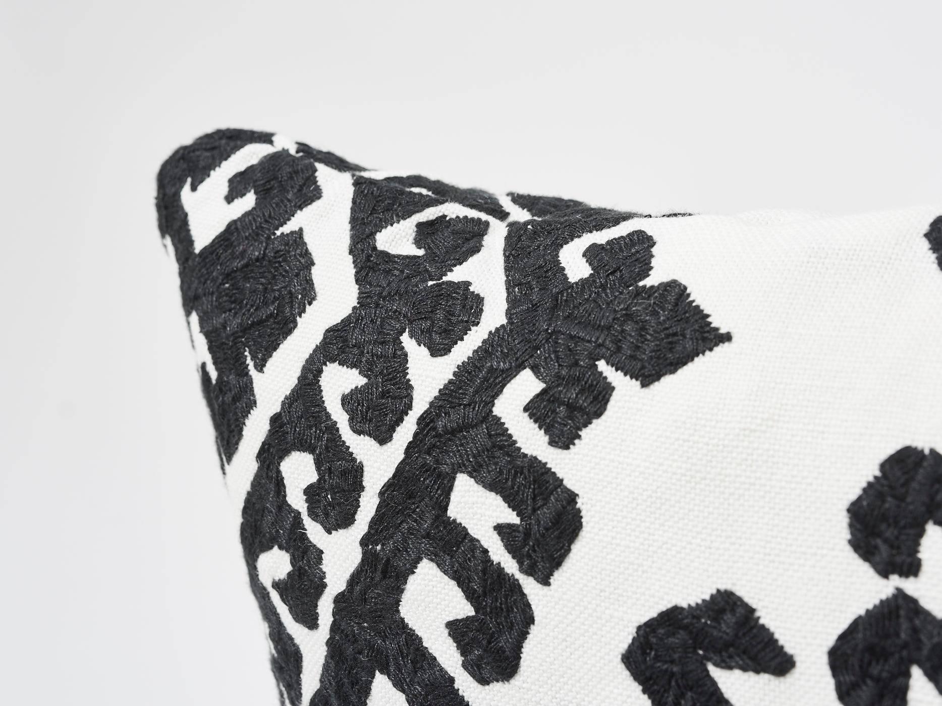 Cette broderie Schumacher possède une qualité visuelle intense sans être encombrante grâce à la subtilité de l'artisanat manuel. Avec ses nuances noires et blanches, la pièce brodée Omar est à la fois classique et polyvalent et ajoutera une touche