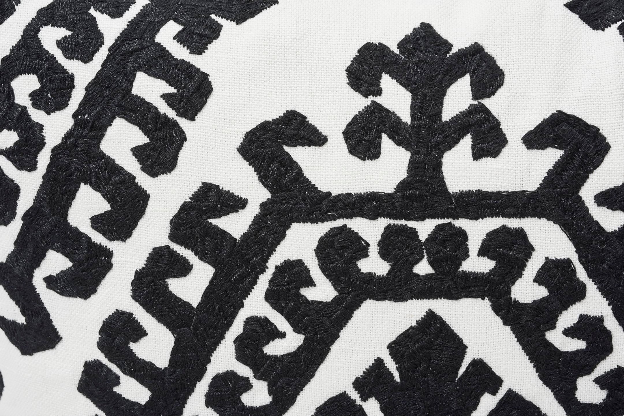 Indien Coussin de 45 cm Omar à deux faces avec motif de marqueterie all over et médaillon noir sur les deux côtés en vente