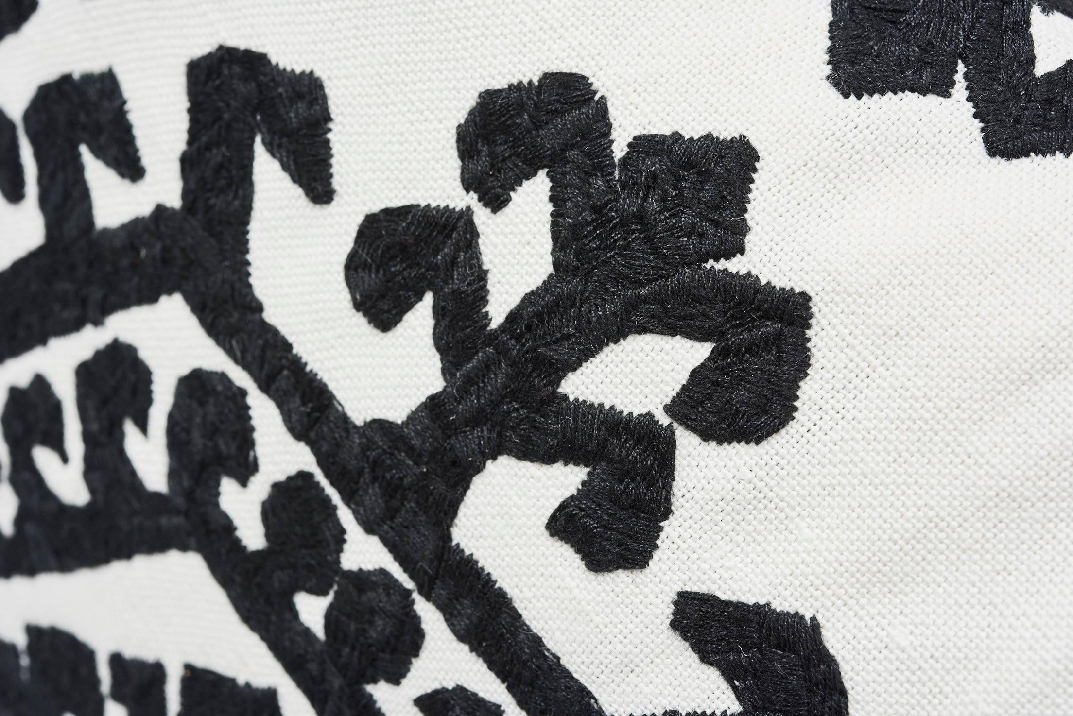 Brodé Coussin de 45 cm Omar à deux faces avec motif de marqueterie all over et médaillon noir sur les deux côtés en vente