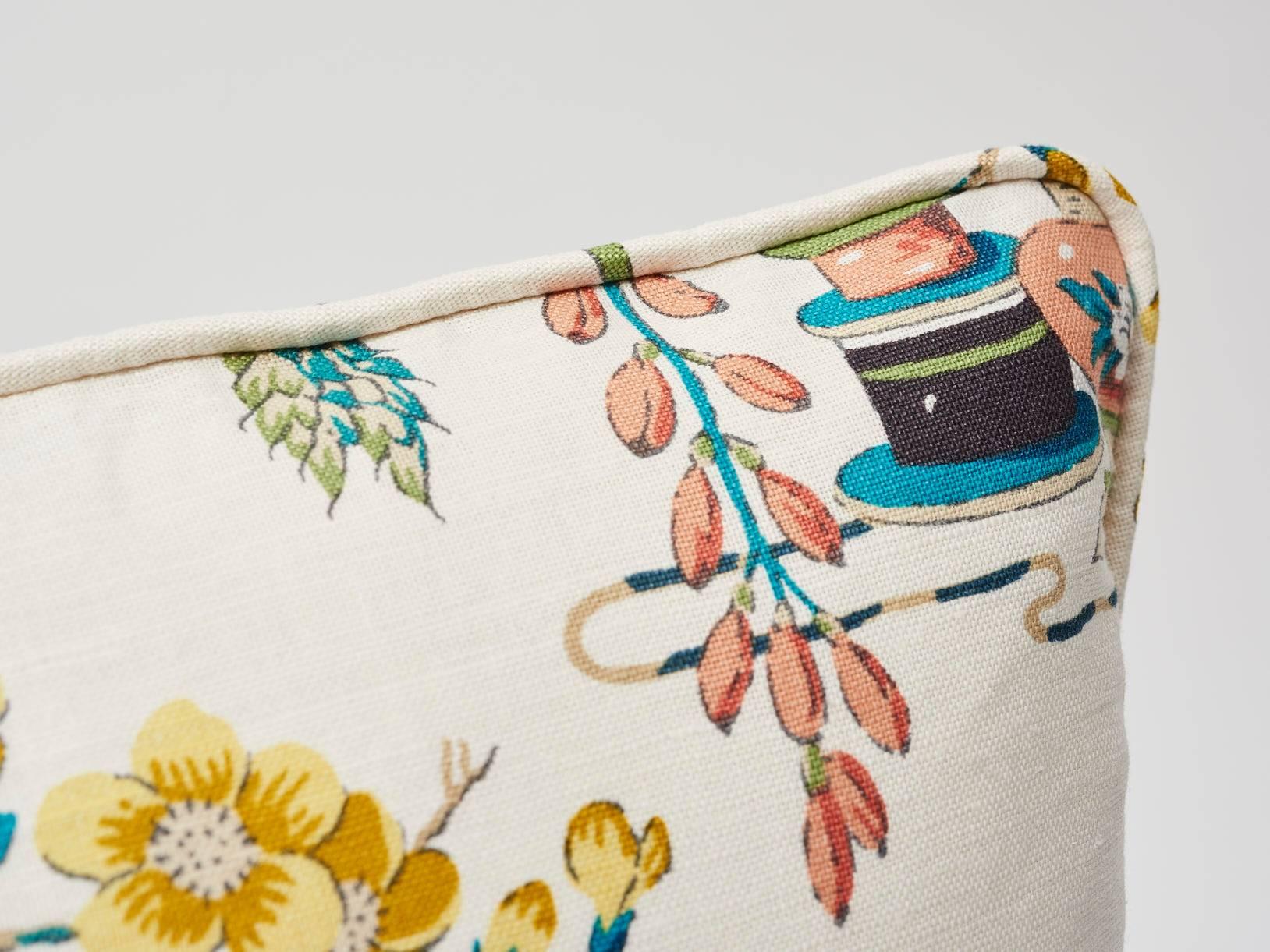 Traditionelle Motive kommen in dieser fröhlichen Ming-Vase zur Geltung:: die mit ihrer Farbgebung eine ganz bestimmte Stimmung hervorruft. Ein Muster von Schumacher Classics:: das als dekorativer Akzent eine lebendige und zeitlose Ergänzung für jede