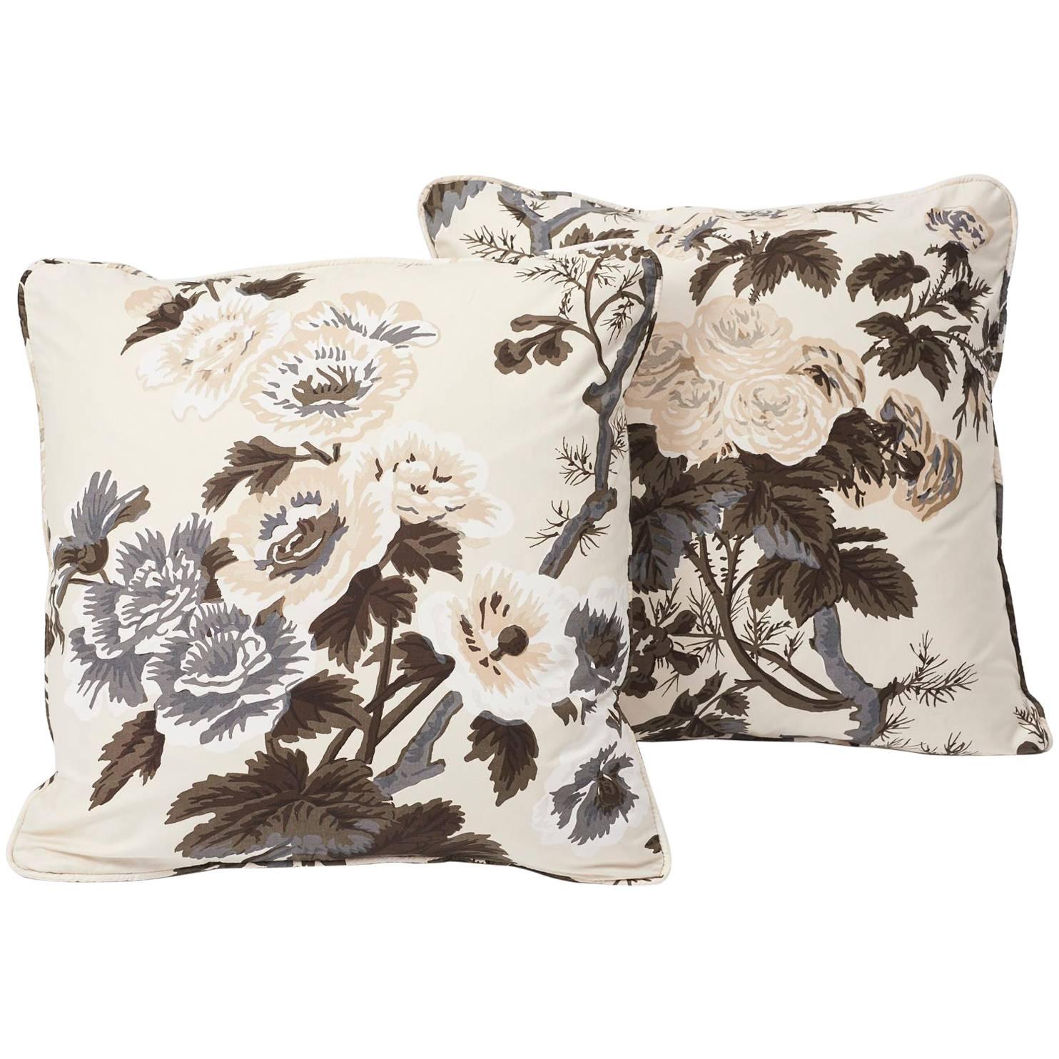 Oreiller en Coton 18 Pouces Pyne Hollyhock à Motif Floral Chintz Charcoal à Deux Faces de Schumacher en vente 1