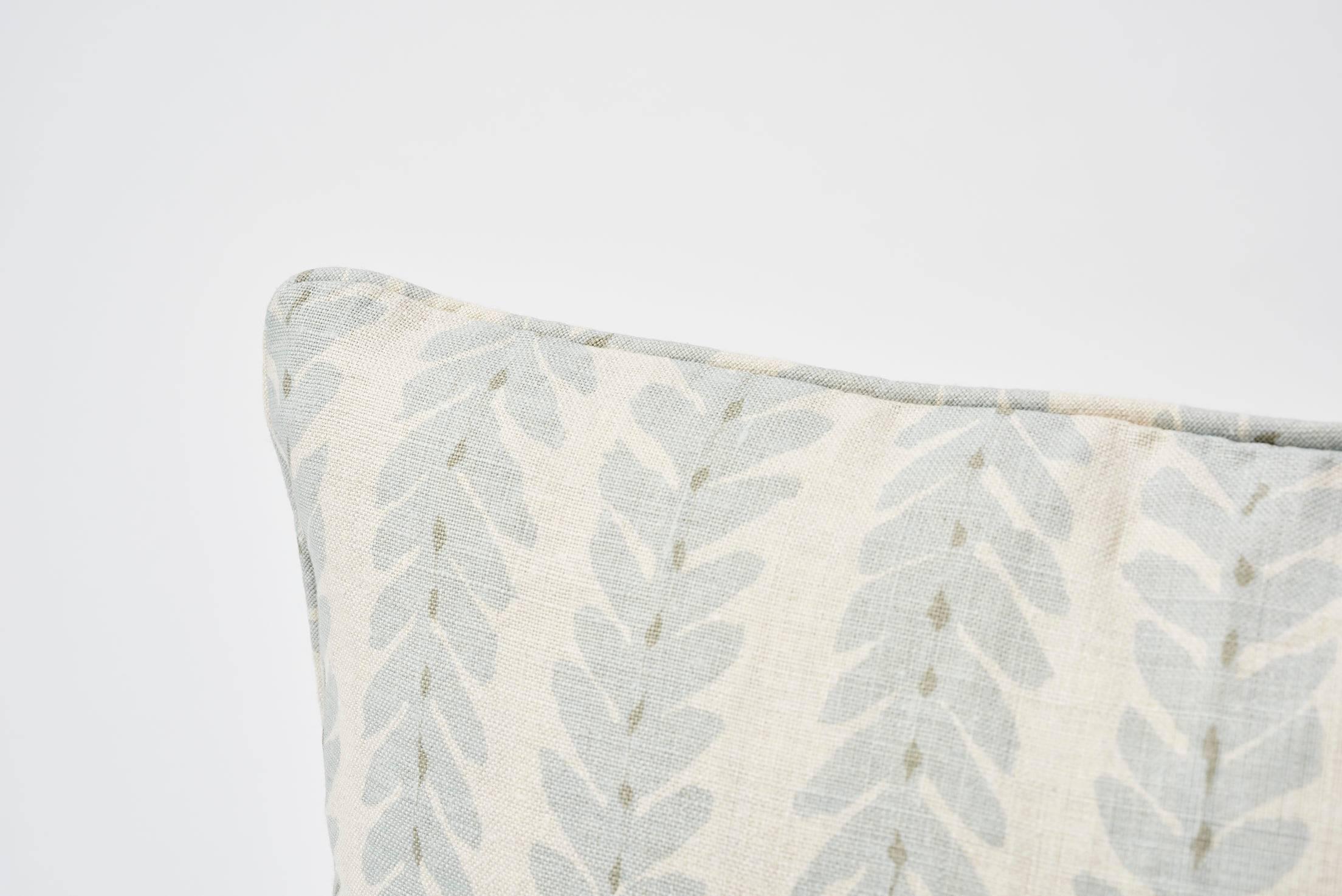 Classic yet modern, in collaboration with Veere Grenney, Woodperry is an updated take on a botanical stripe. Woven in England, the natural linen ground gives this leafy hand-blocked pattern subtlety and depth. Featured as a decorative accent, this