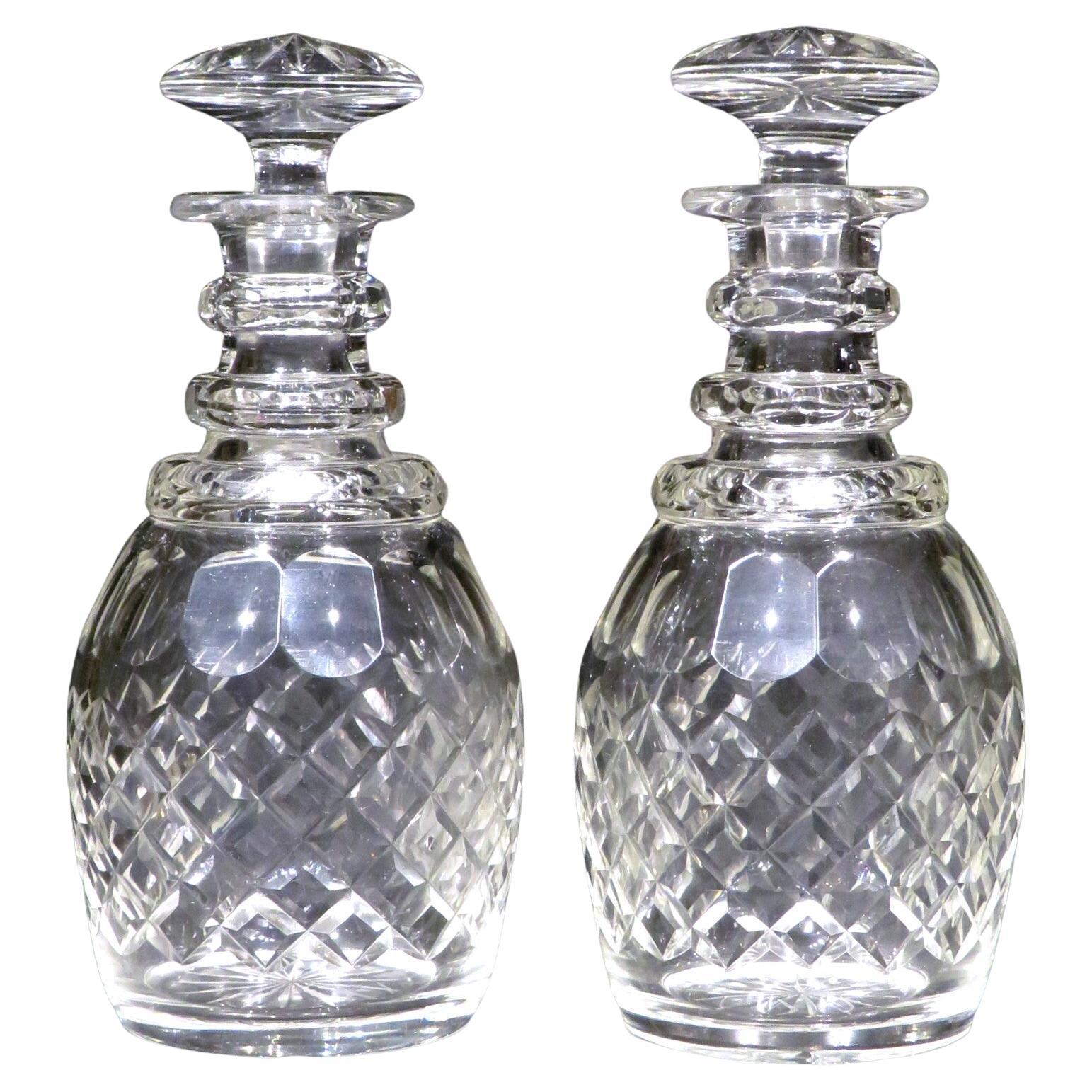 Trs bonne paire de carafes  spirit en verre taill William IV, Angleterre, datant d'environ 1835 en vente