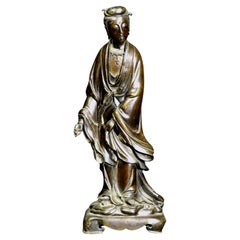 A Finely Cast Standing Bronze Figure of Guanyin, 17th / 18th Century