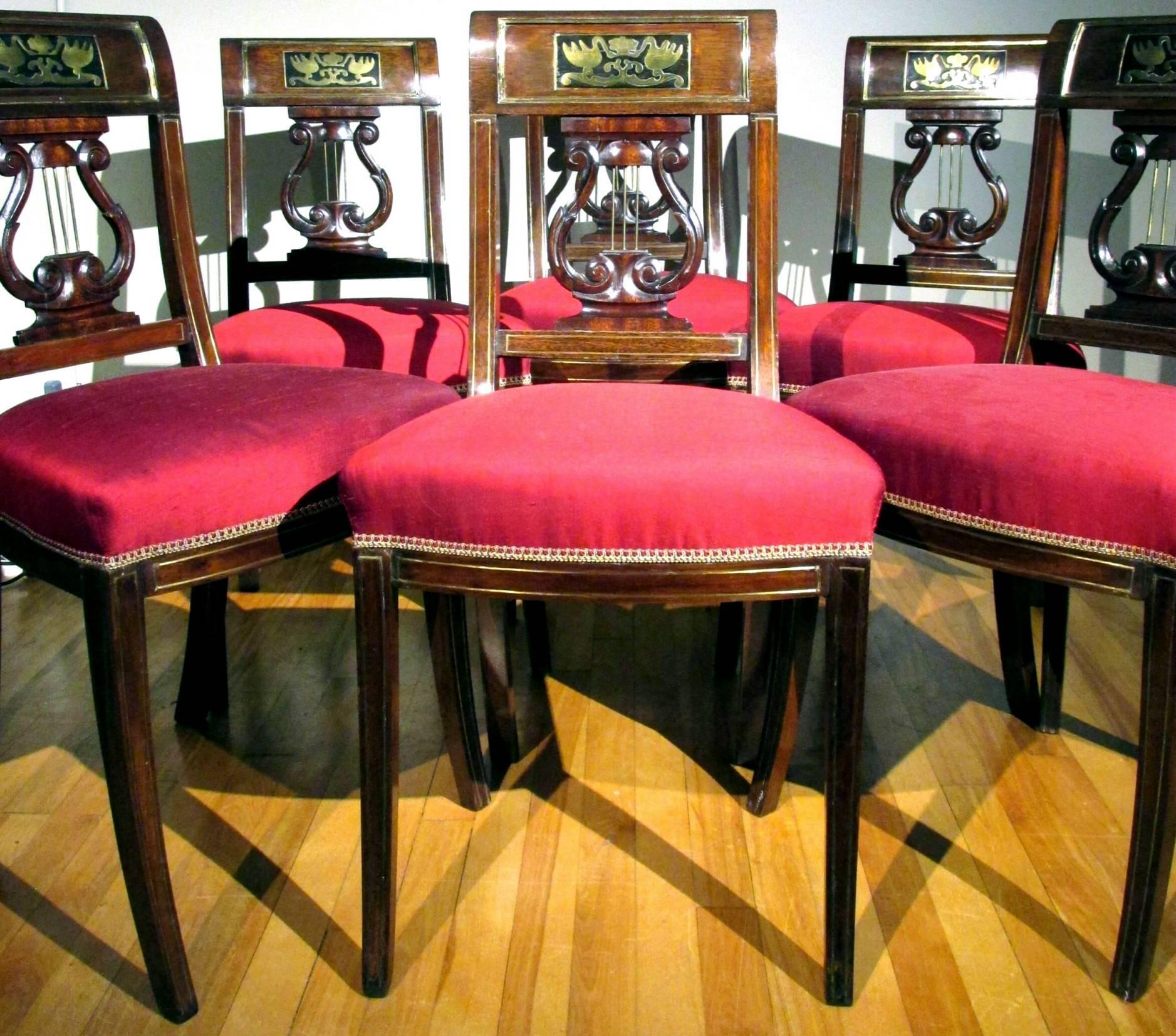 Français Exceptionnel ensemble de six chaises de salle à manger en acajou incrusté de la période Directoire en vente