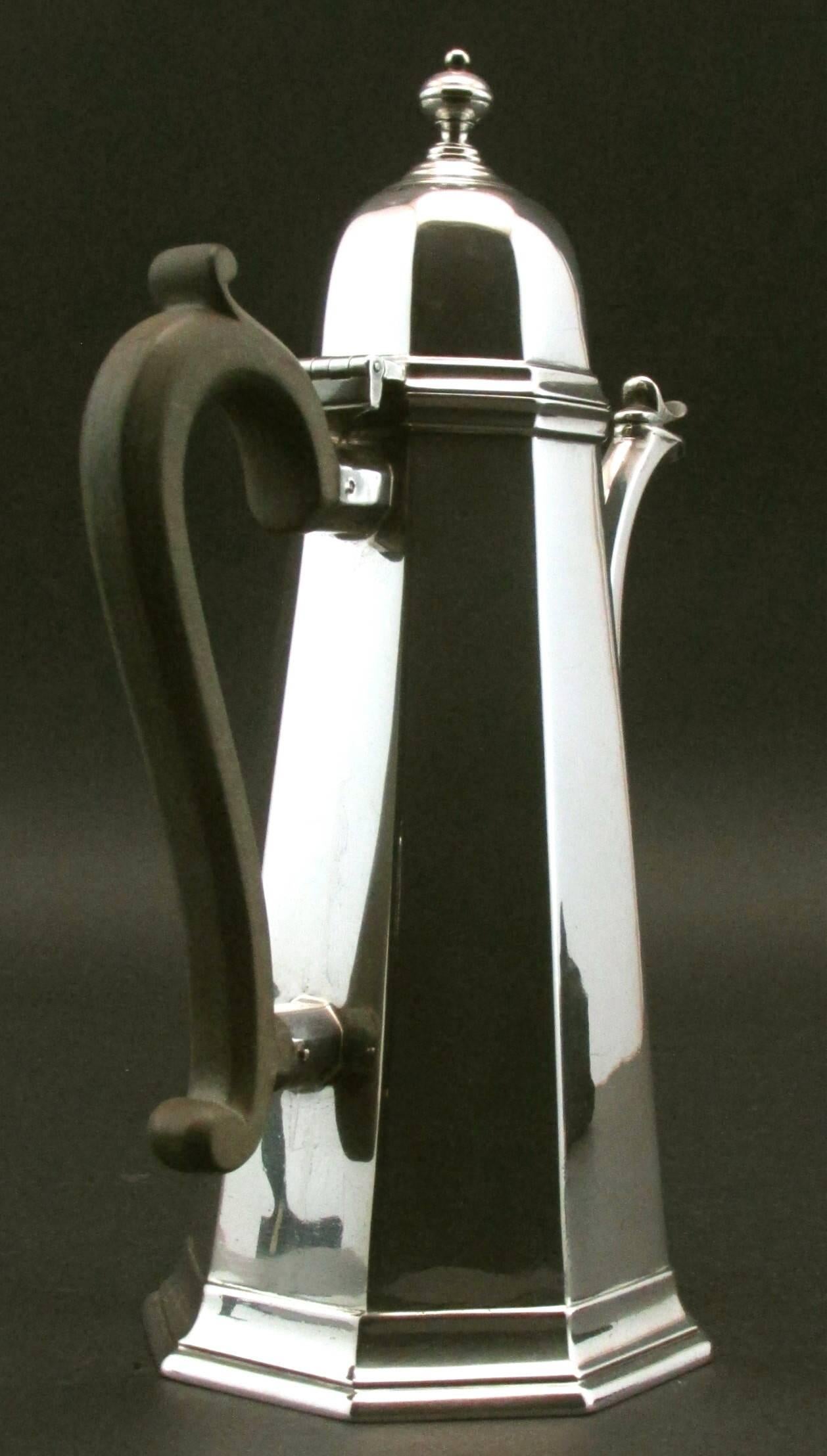 Very Good George I Style Sterling Silver Coffee Pot, Hallmarked Edinburgh, 1909 In Good Condition In Ottawa, Ontario
