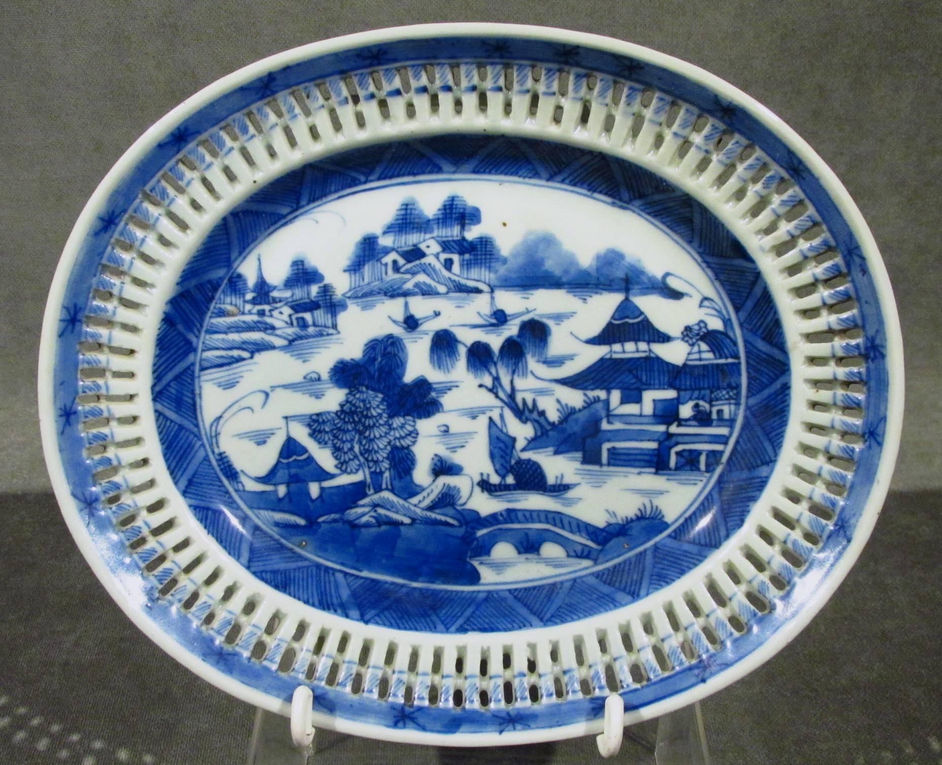 19th Century Chinese Export Blue & White Porcelain Chestnut Basket & Flat In Good Condition In Ottawa, Ontario