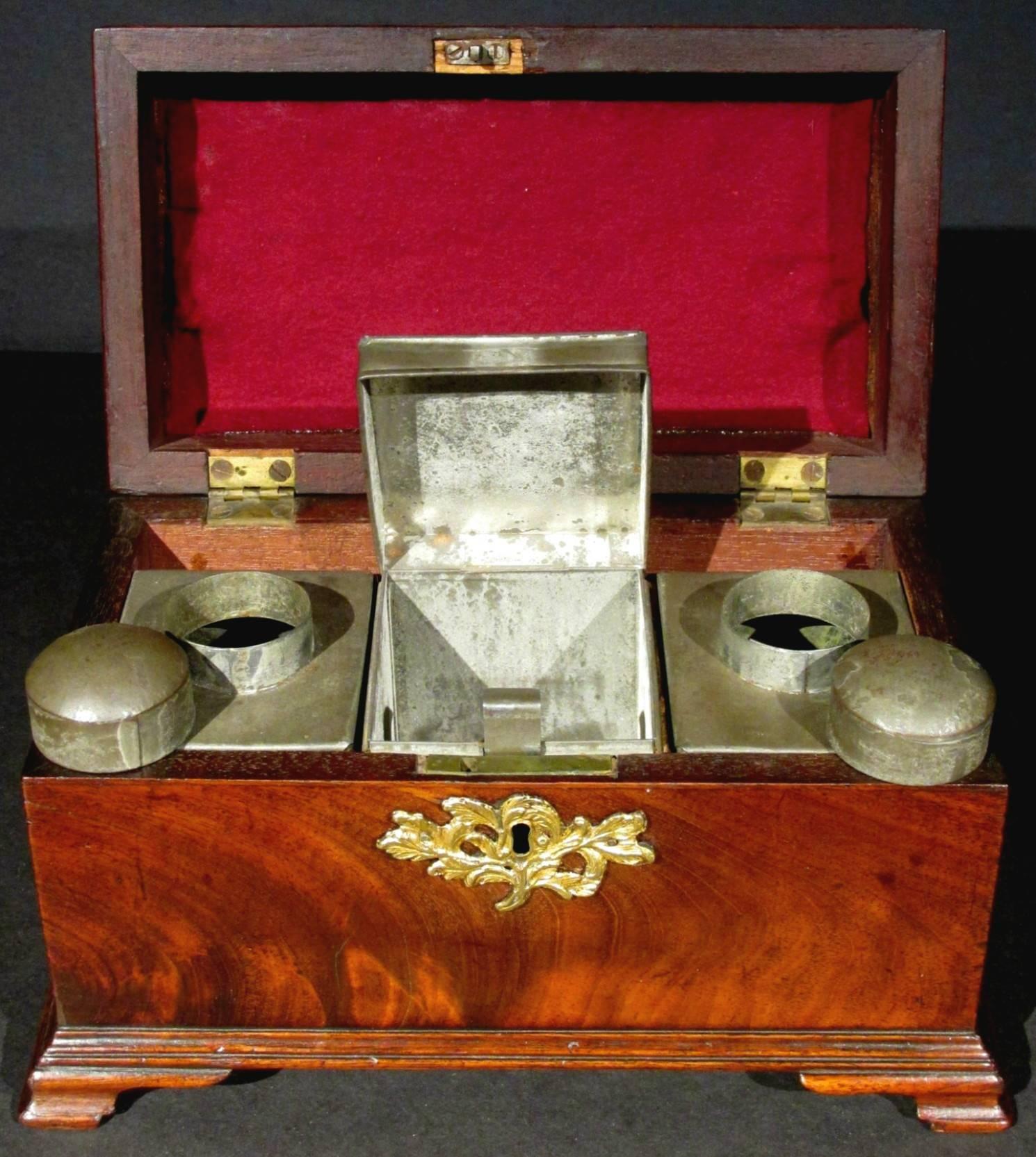 Very Fine 18th Century Chippendale Rococo-Period Mahogany Tea Caddy 4
