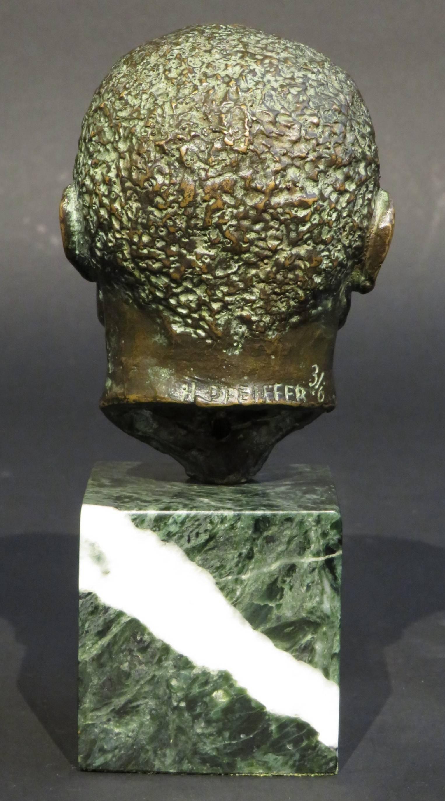 Mid-Century Modern Buste miniature en bronze du milieu du 20e siècle par Harold Pfeiffer SSC, Canada, vers 1960 en vente