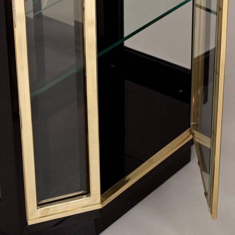 Mid-Century Modern Pair of Black Lacquered and Brass Display Cabinets by Henredon For Sale